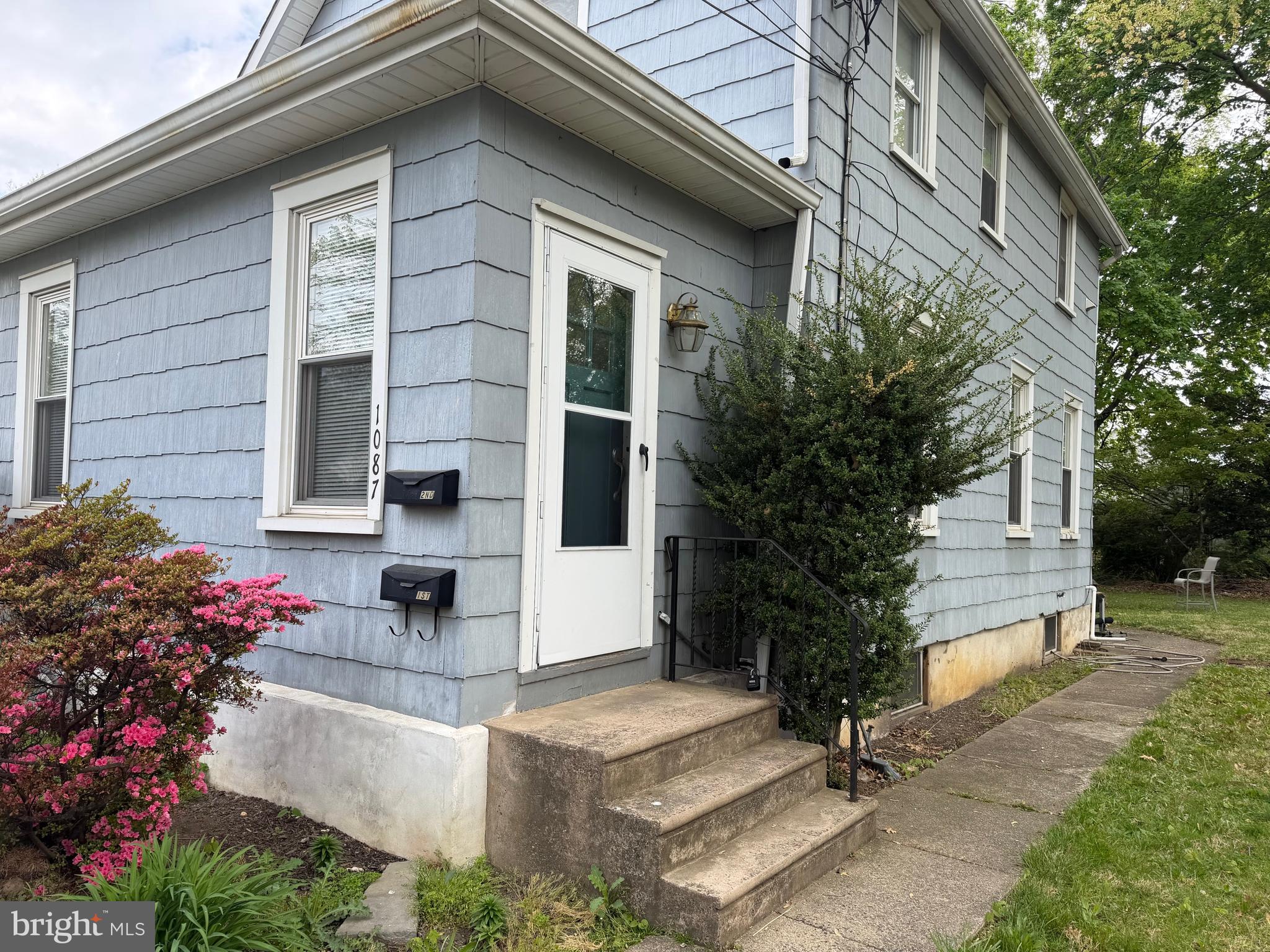 1087 BUTTONWOOD AVENUE