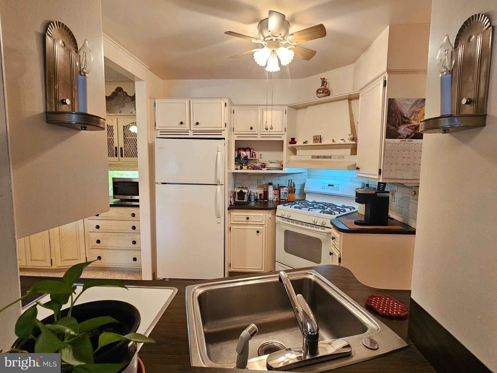 1801 CAMBRIDGE AVENUE A-22