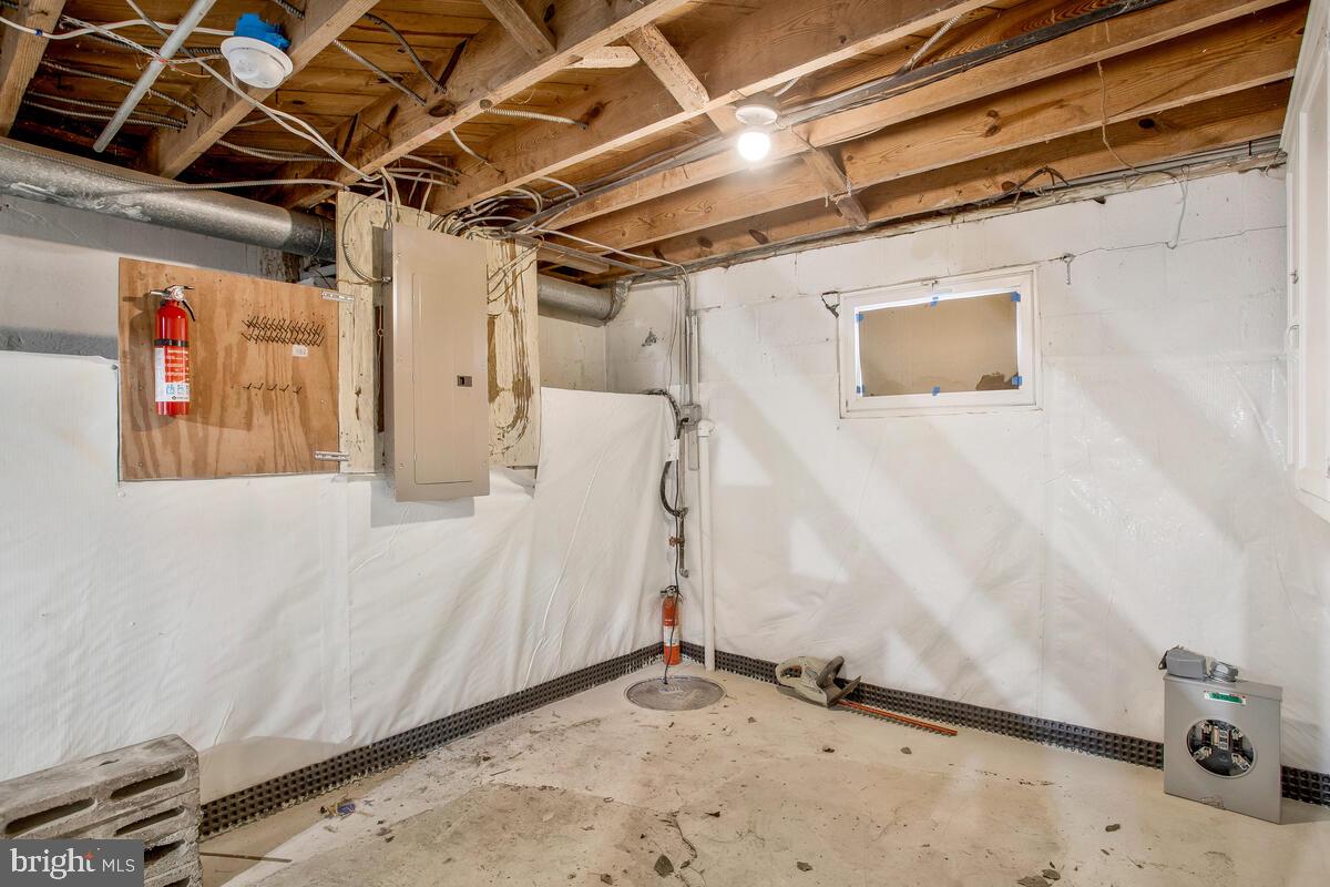 CRYSTAL BROOKE MANOR - Residential Lease