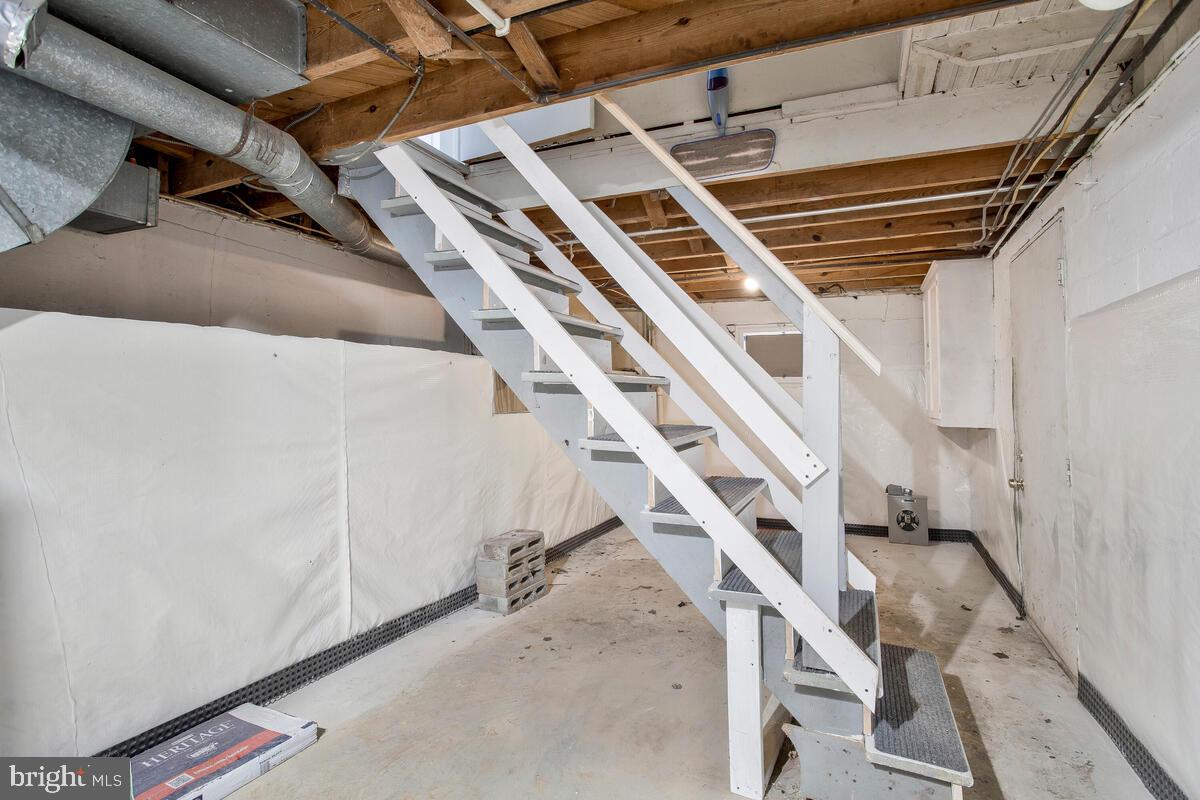 CRYSTAL BROOKE MANOR - Residential Lease