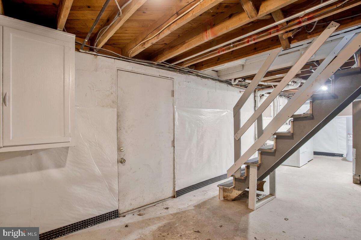 CRYSTAL BROOKE MANOR - Residential Lease