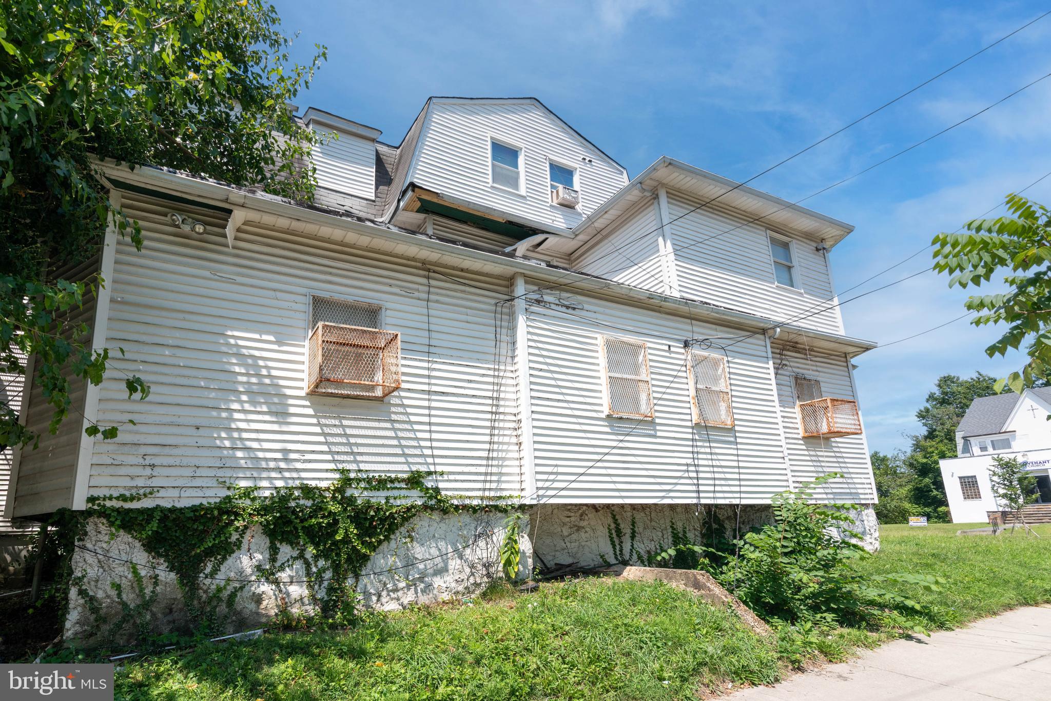 Main image without alt text