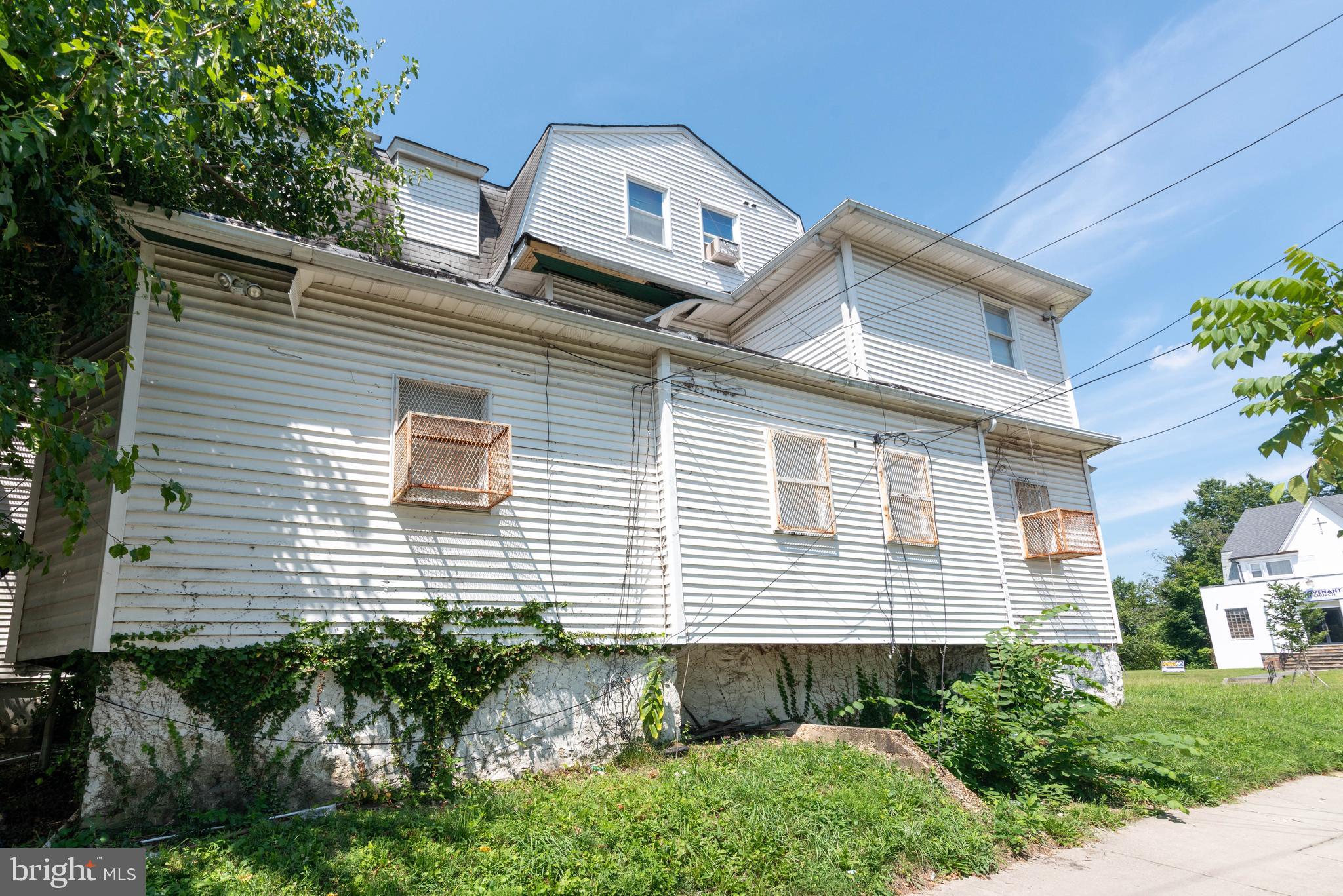 Main image without alt text