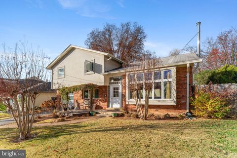 Photo of 5905 Folkstone Road, BETHESDA, MD 20817 (MLS # MDMC2213608)
