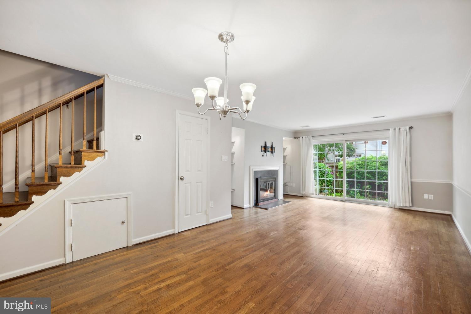 416 W GLEBE RD