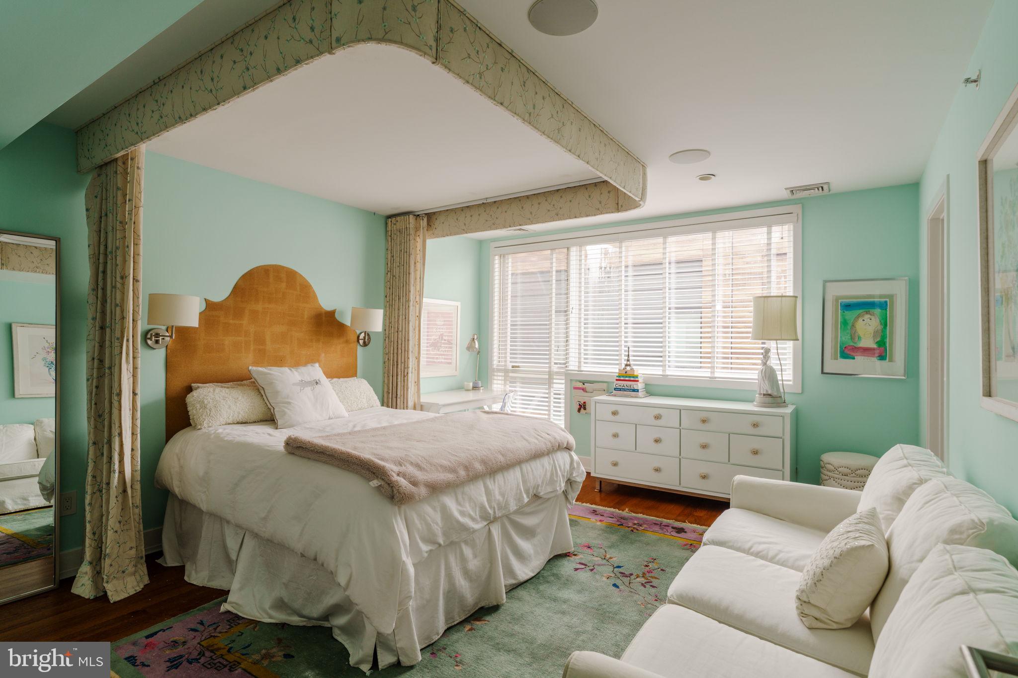 LOGAN SQUARE - Residential