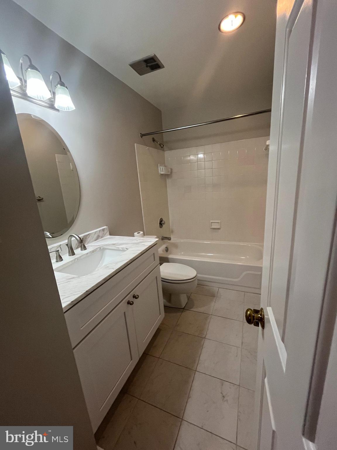 TOBACCO QUAY - Residential Lease