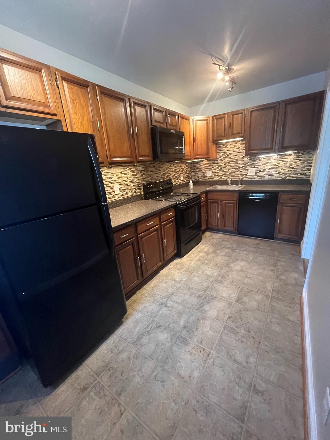 TOBACCO QUAY - Residential Lease