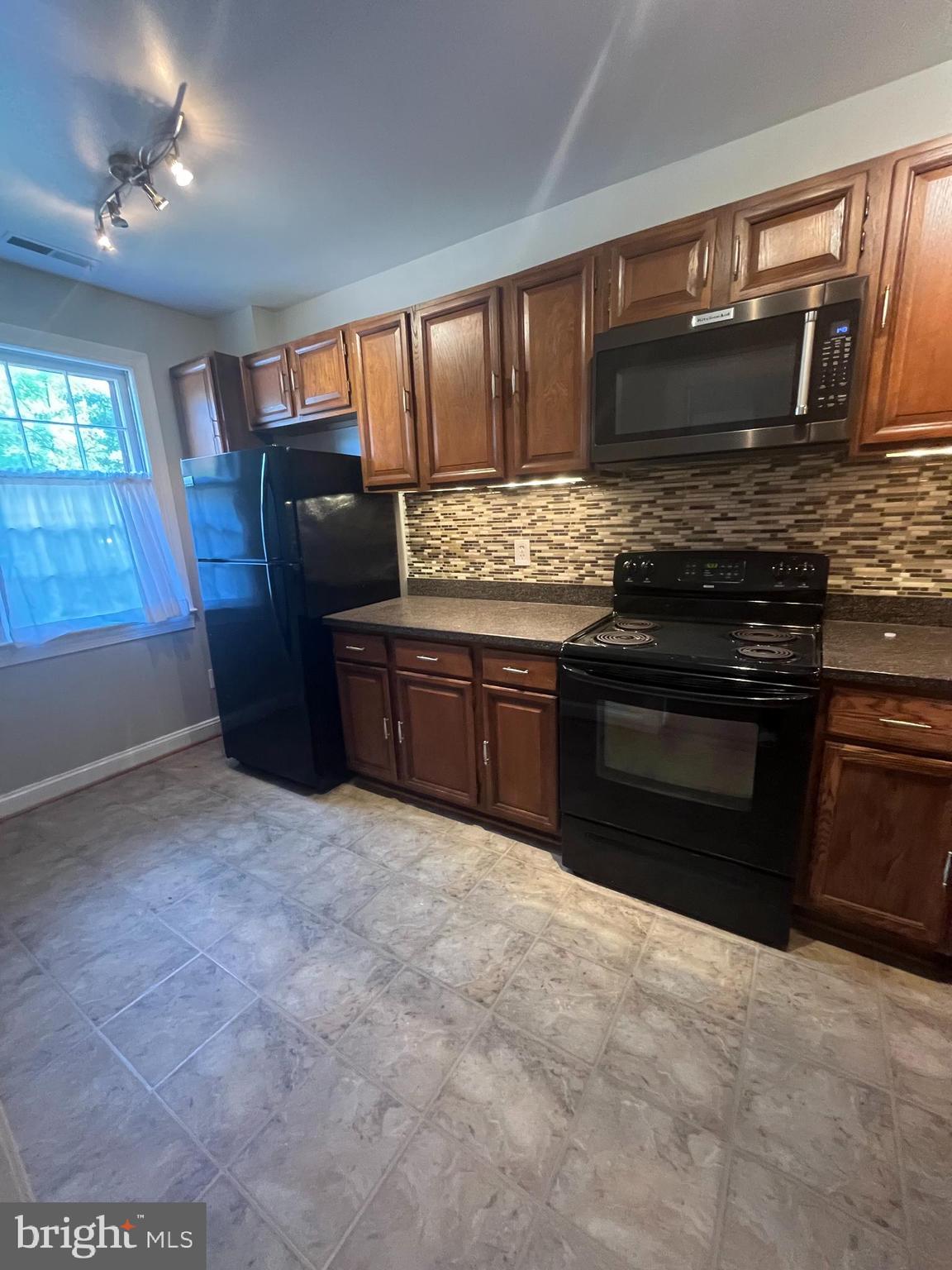 TOBACCO QUAY - Residential Lease