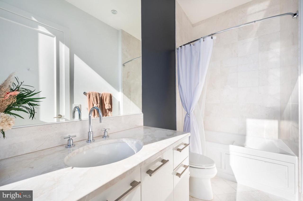 TURNBERRY TOWER - Residential