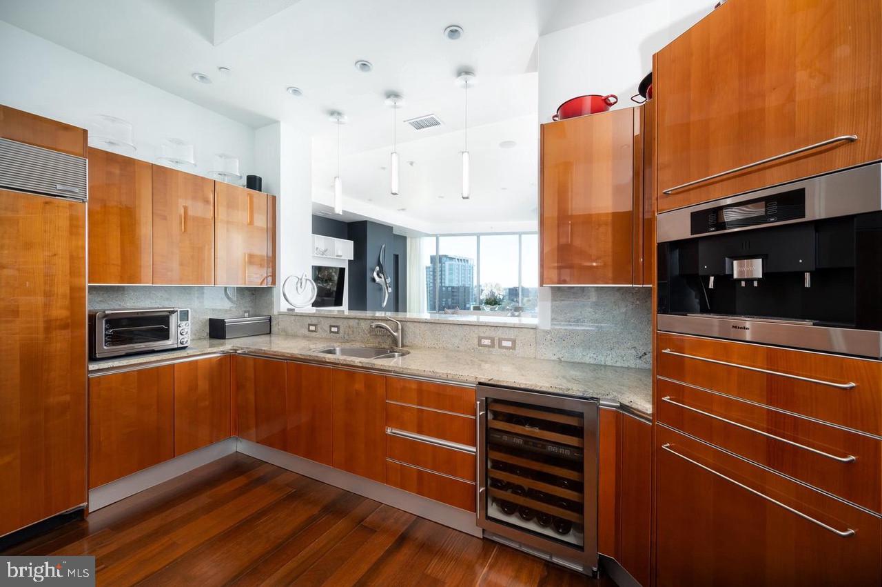 TURNBERRY TOWER - Residential