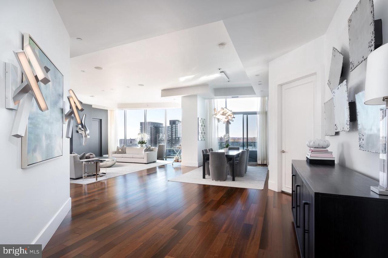 TURNBERRY TOWER - Residential