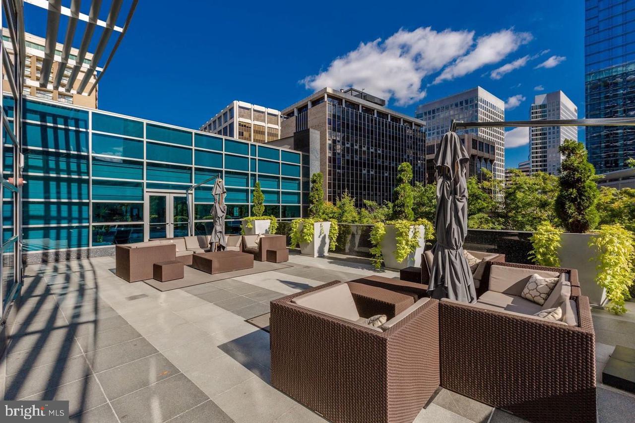 TURNBERRY TOWER - Residential