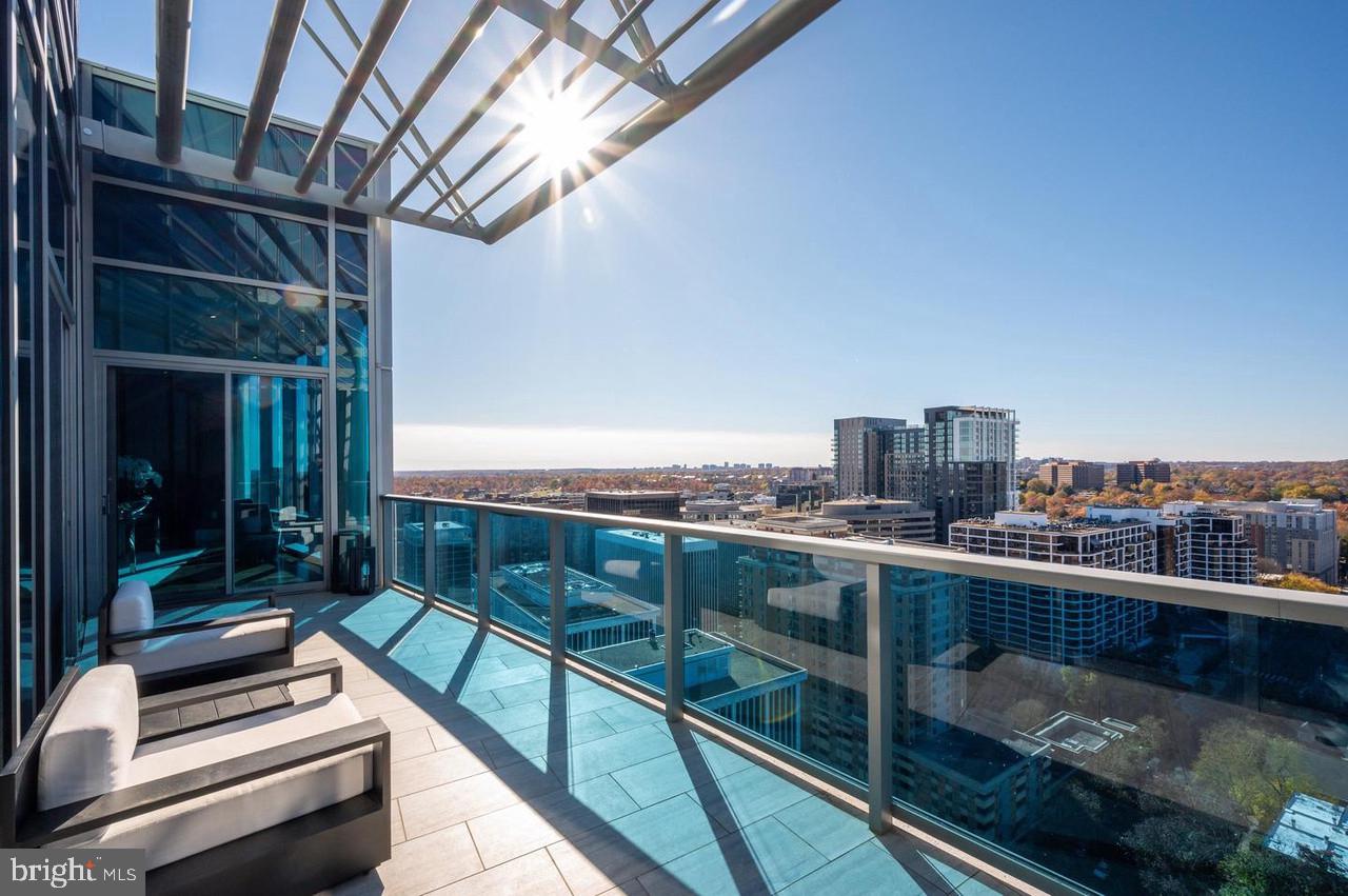 TURNBERRY TOWER - Residential