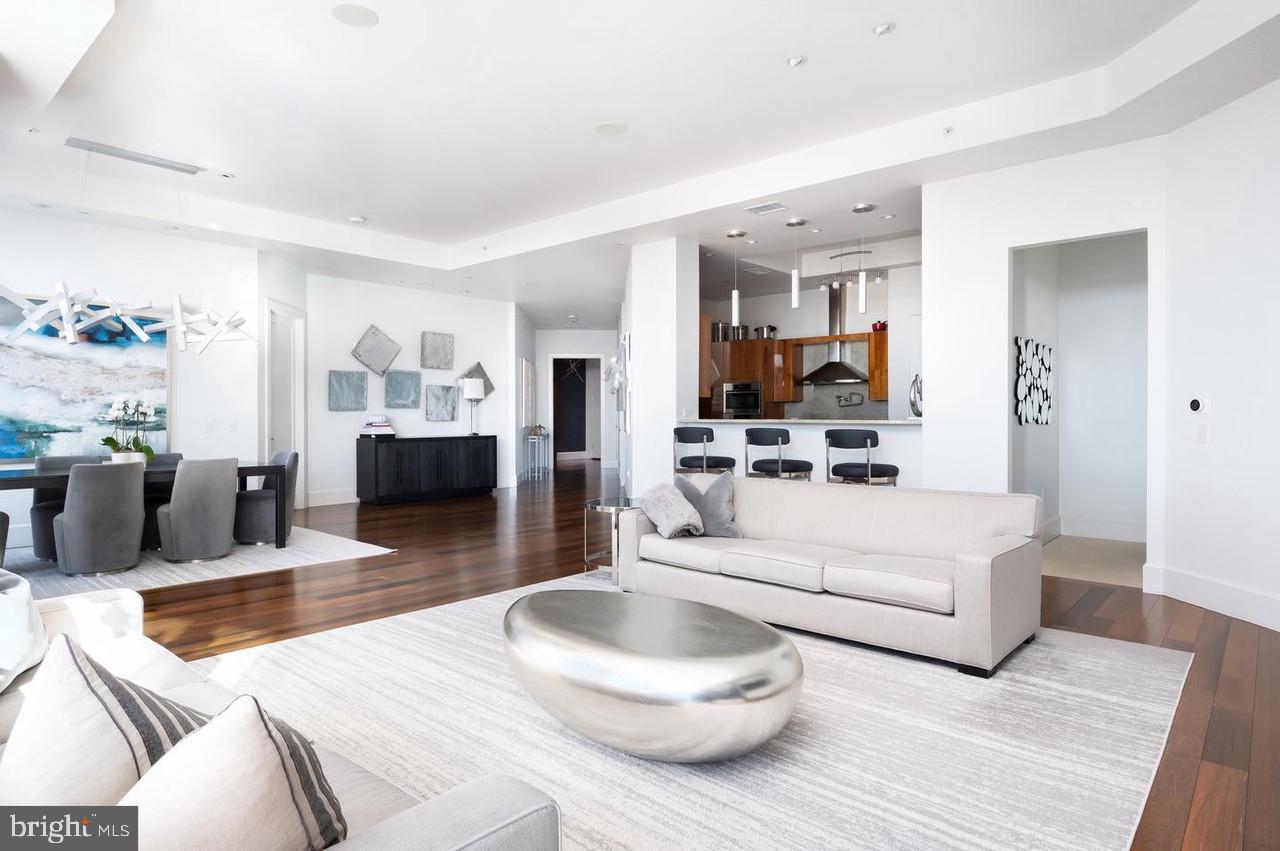 TURNBERRY TOWER - Residential