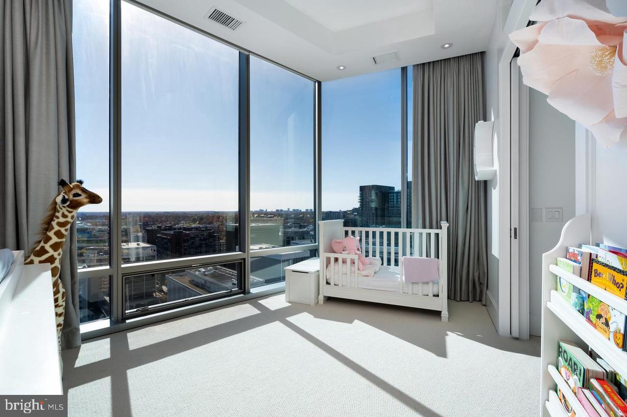 TURNBERRY TOWER - Residential