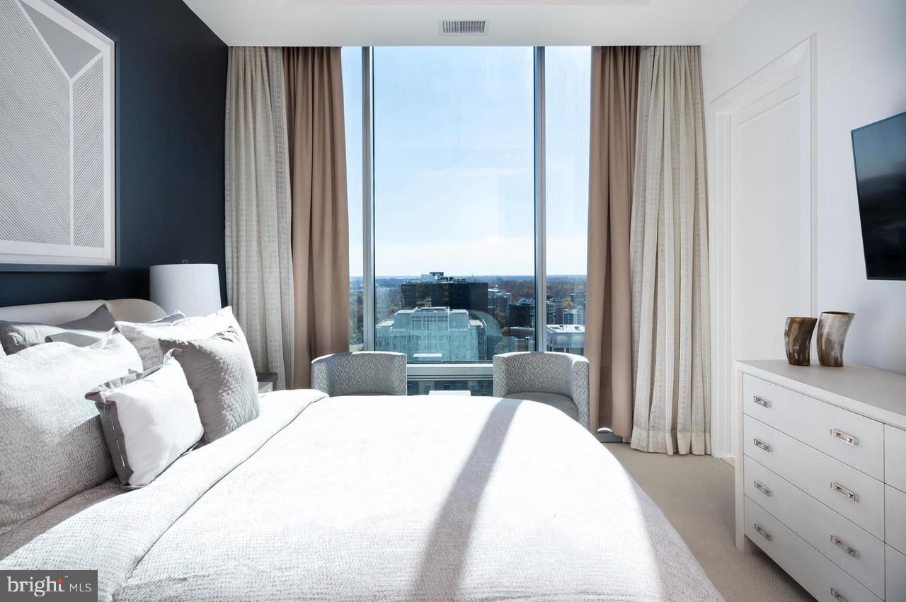 TURNBERRY TOWER - Residential