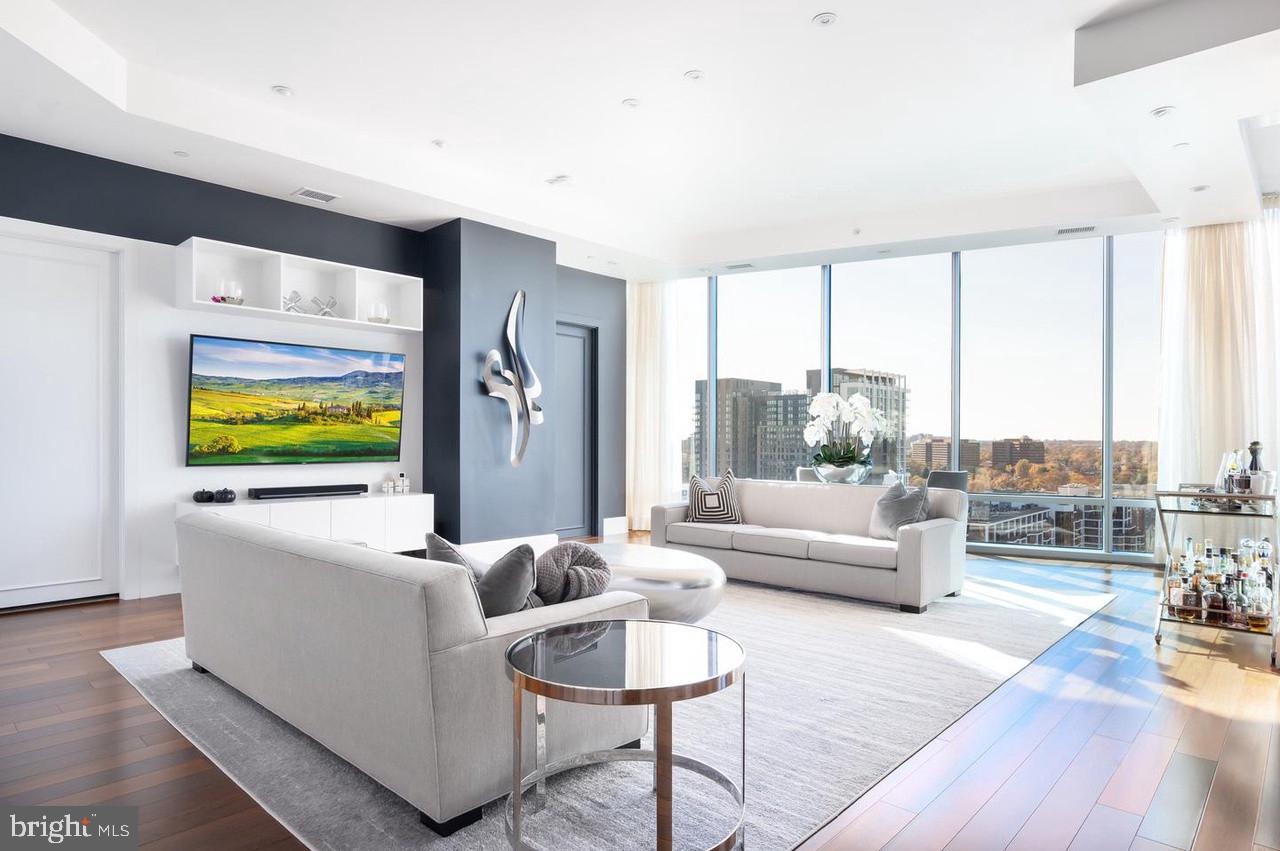 TURNBERRY TOWER - Residential