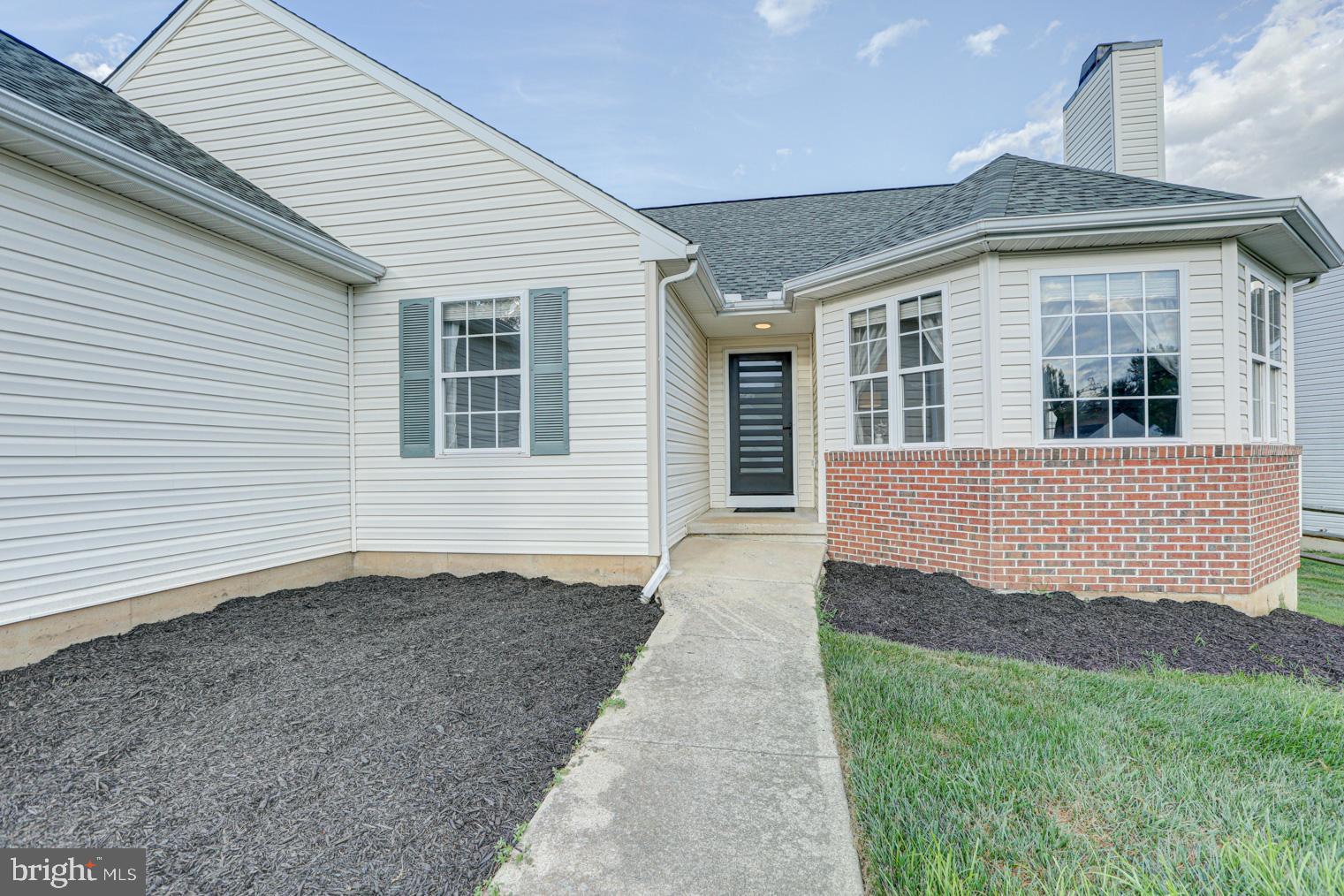 124 W FLAGSTONE DRIVE