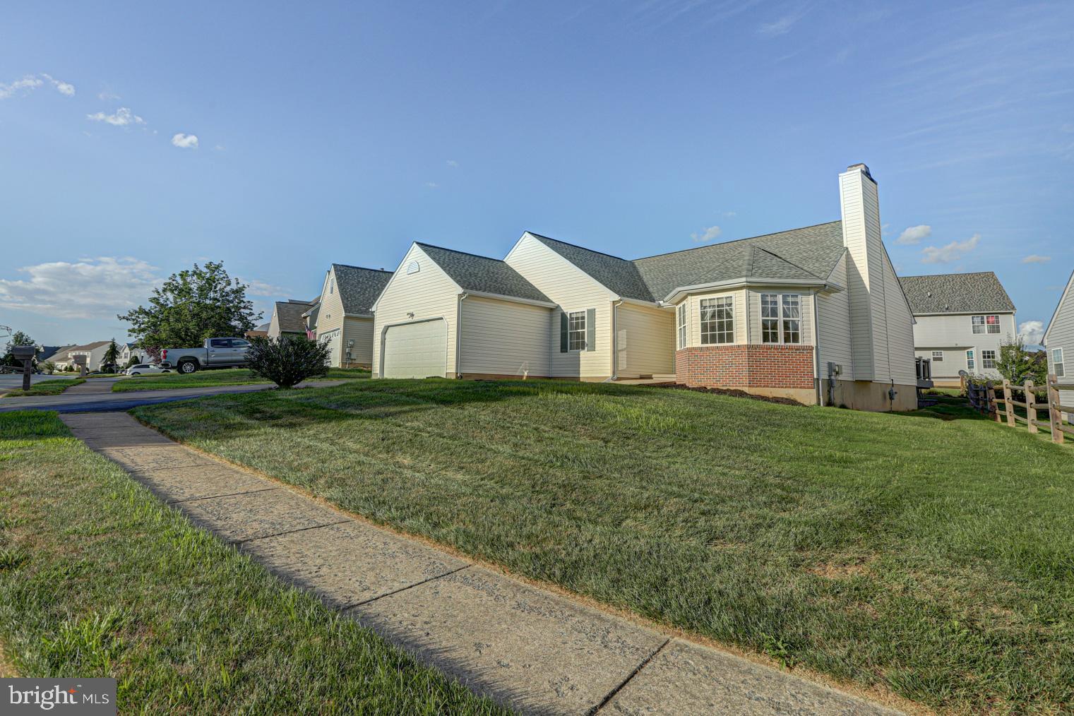 124 W FLAGSTONE DRIVE