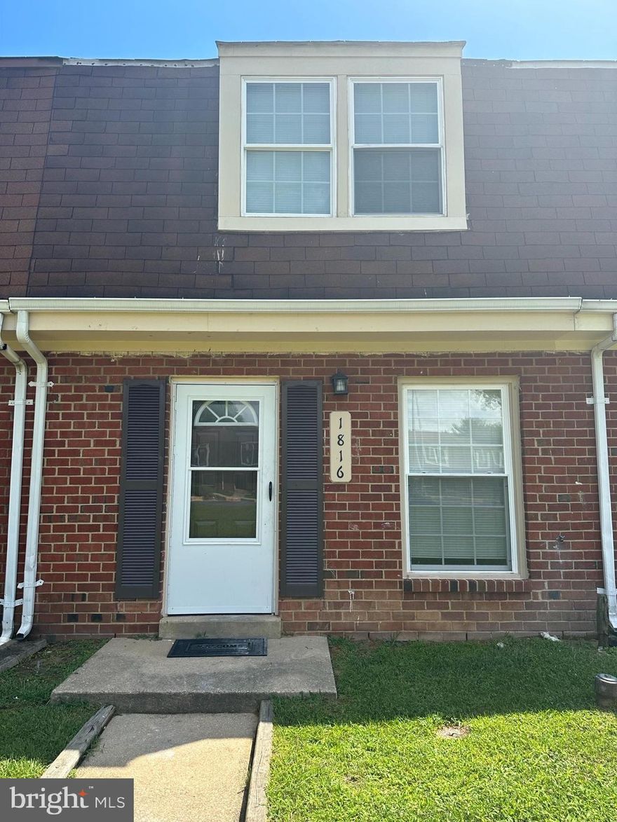 This renovated 3-bedroom unit townhome is a must see!  Updates include renovations to kitchen, bathroom, carpet and more.  Townhome has plenty of storage and 1 assigned parking space.  Not FHA approved.  Call for combo.