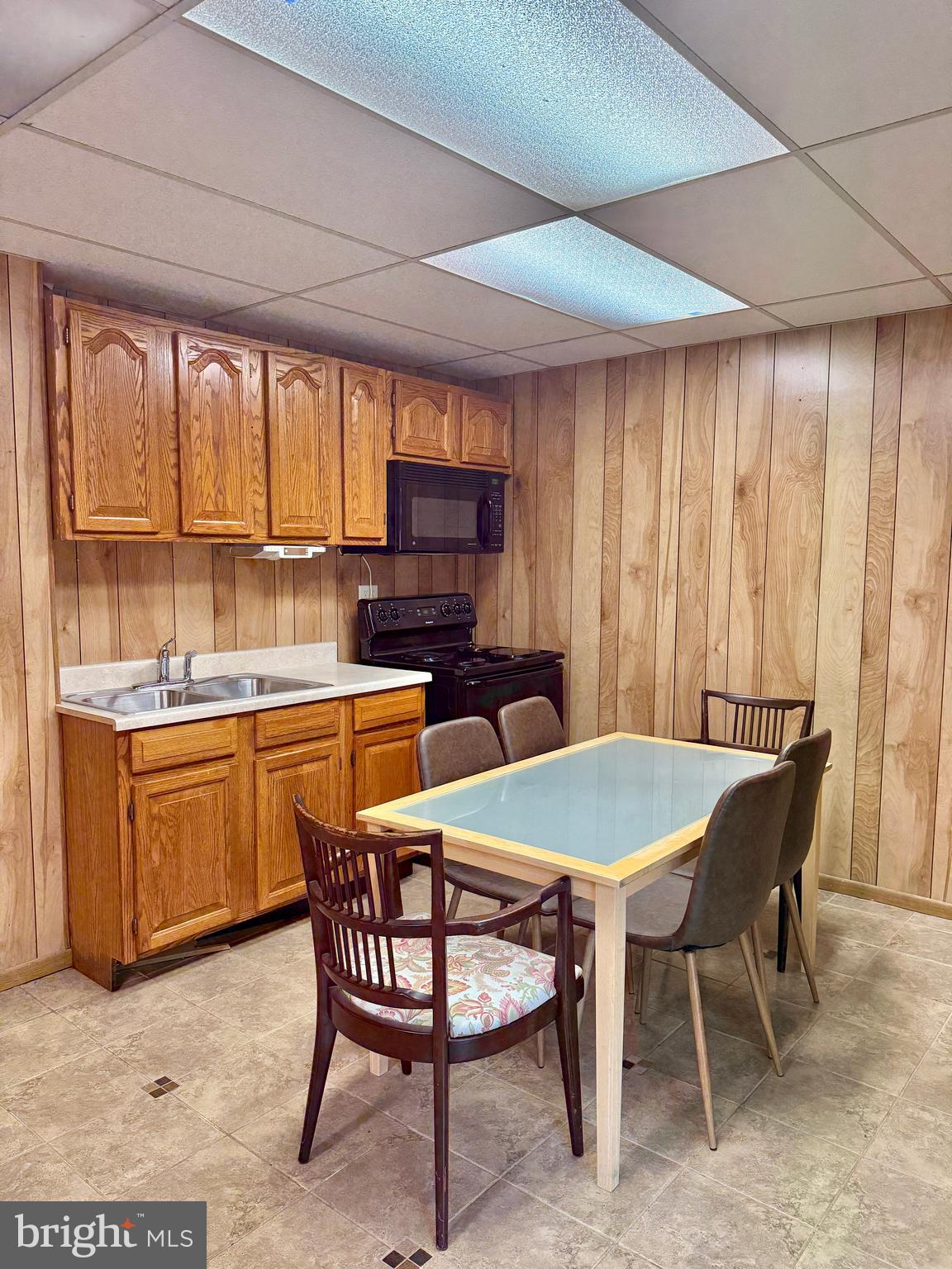 WOODLAWN MEWS - Residential Lease