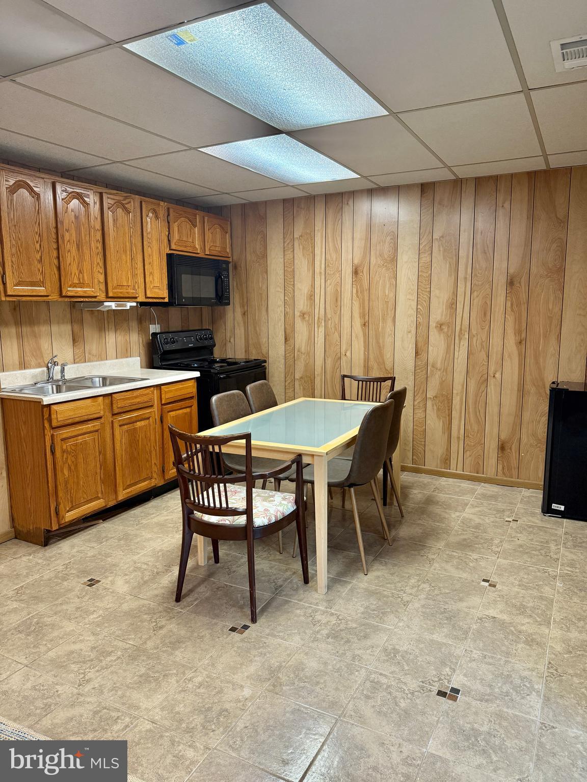 WOODLAWN MEWS - Residential Lease