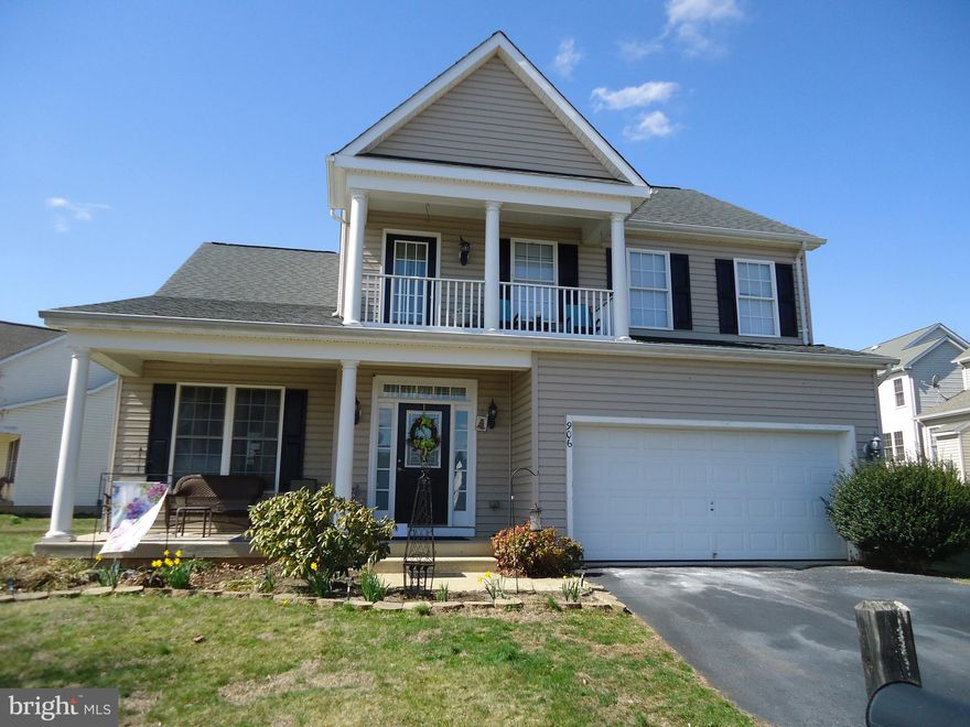 Corner lot & fenced rear yard * move in ready * main level hardwoods * kitchen has 42" cabinets, center island, granite, & breakfast area, *  family rm w/ FP * separate dining rm plus living rm * Master suite has access to balcony &  luxury bath w/ soaking tub, sep shower, & walk in closet,  * rec rm & full bath on lower level * Community offers lots of amenities & public access to beautiful lake