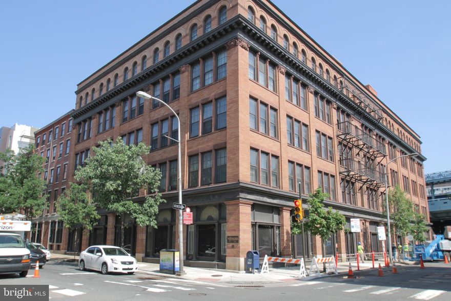 This charming over sized studio is complete newer bathroom fixtures, granite counter tops and stainless steel appliances in the kitchen! There are hardwood floors in the living space and washer/dryer in the unit. With a beautiful view of the front courtyard, this apartment sits in an urban oasis!