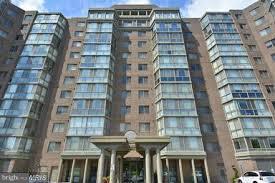 Open floor plan w/high ceilings, spacious kitchen, freshly painted thru-out, new flooring in full bath. Quality carpet, Dble sliders to sunroom, Great amenities. Cable-TV, water incl. in HOA/Condo fee. Marble dining table conveys