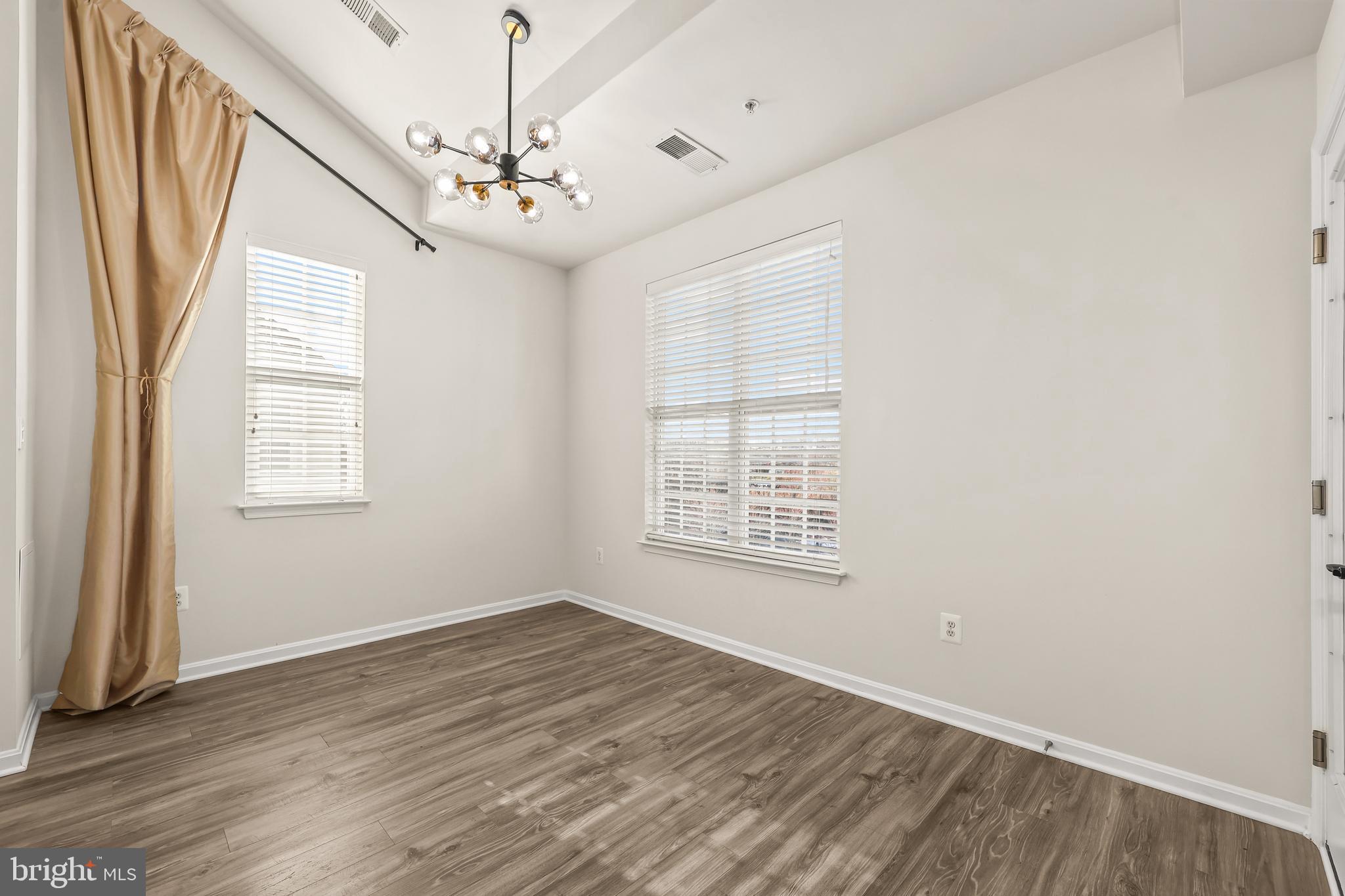 COMMONS ON POTOMAC SQUARE - Residential