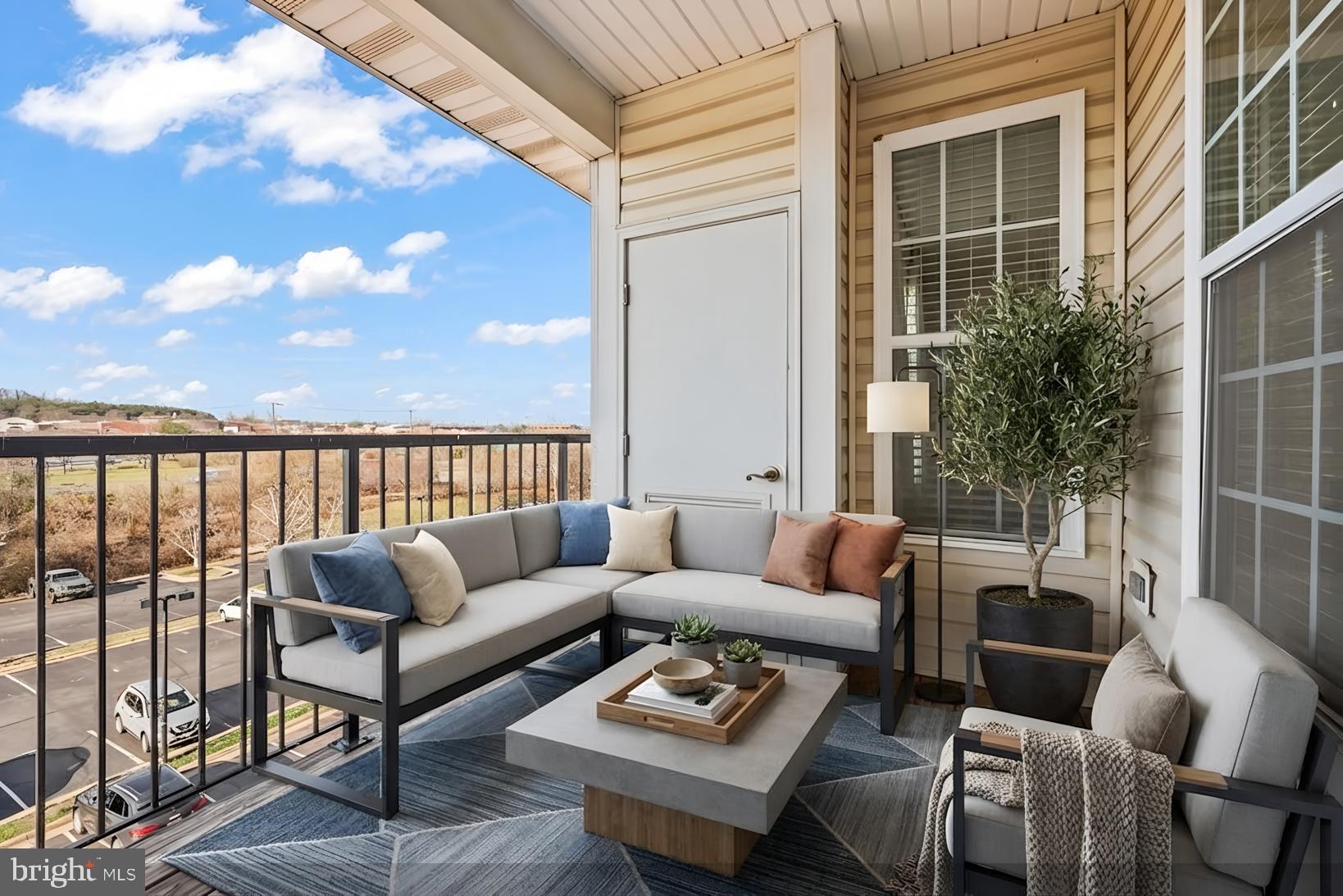 COMMONS ON POTOMAC SQUARE - Residential