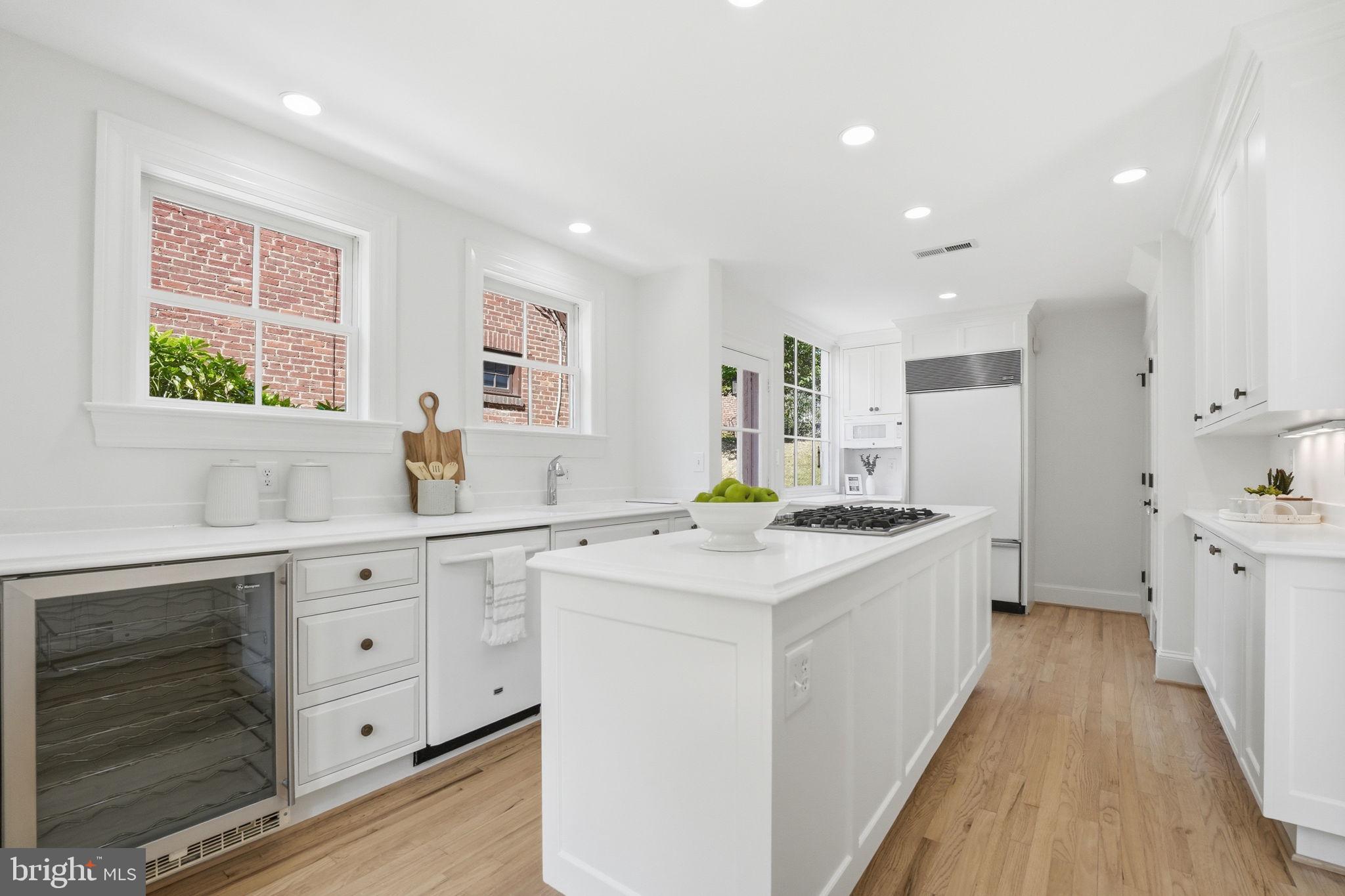 LYON VILLAGE - Residential