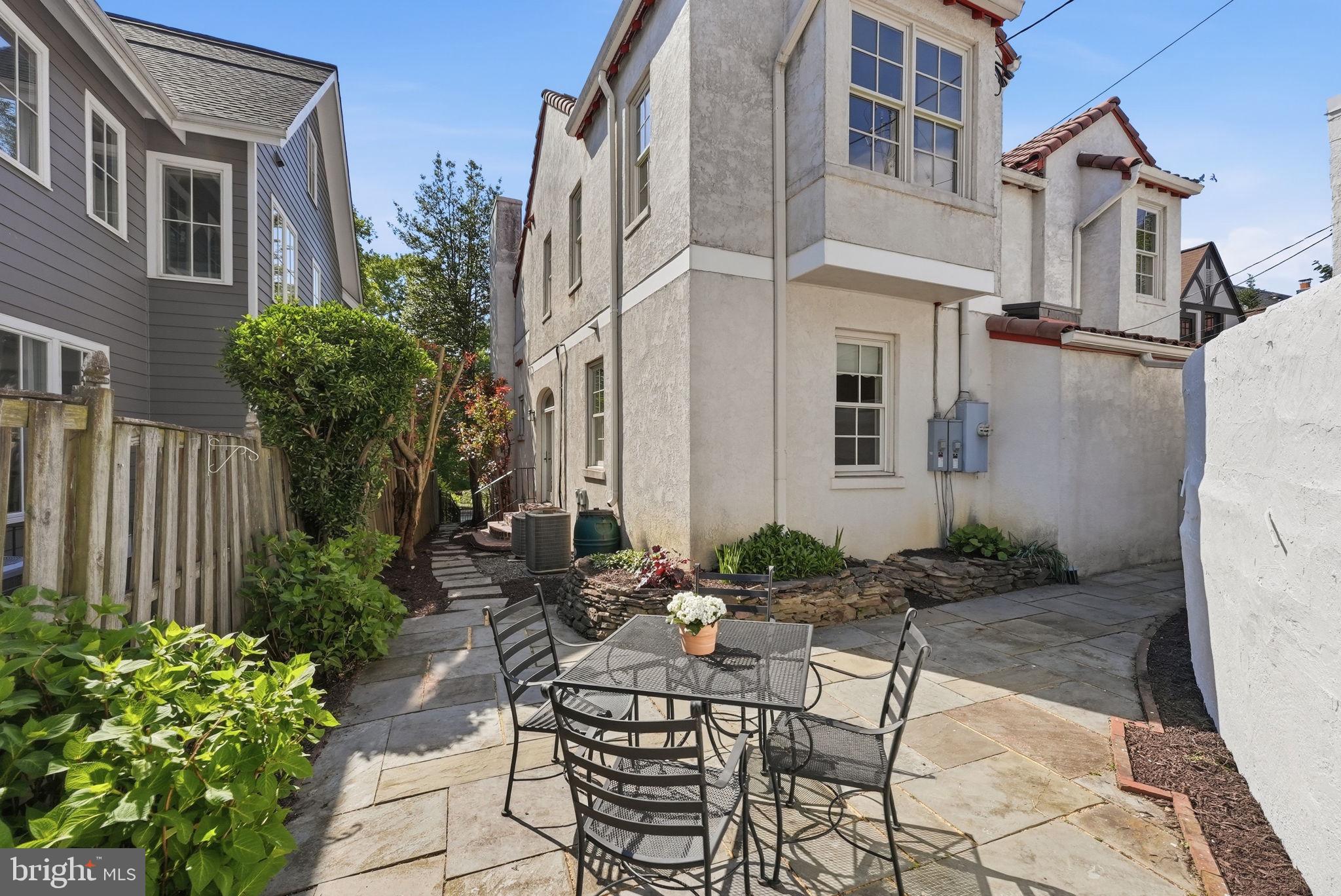 LYON VILLAGE - Residential