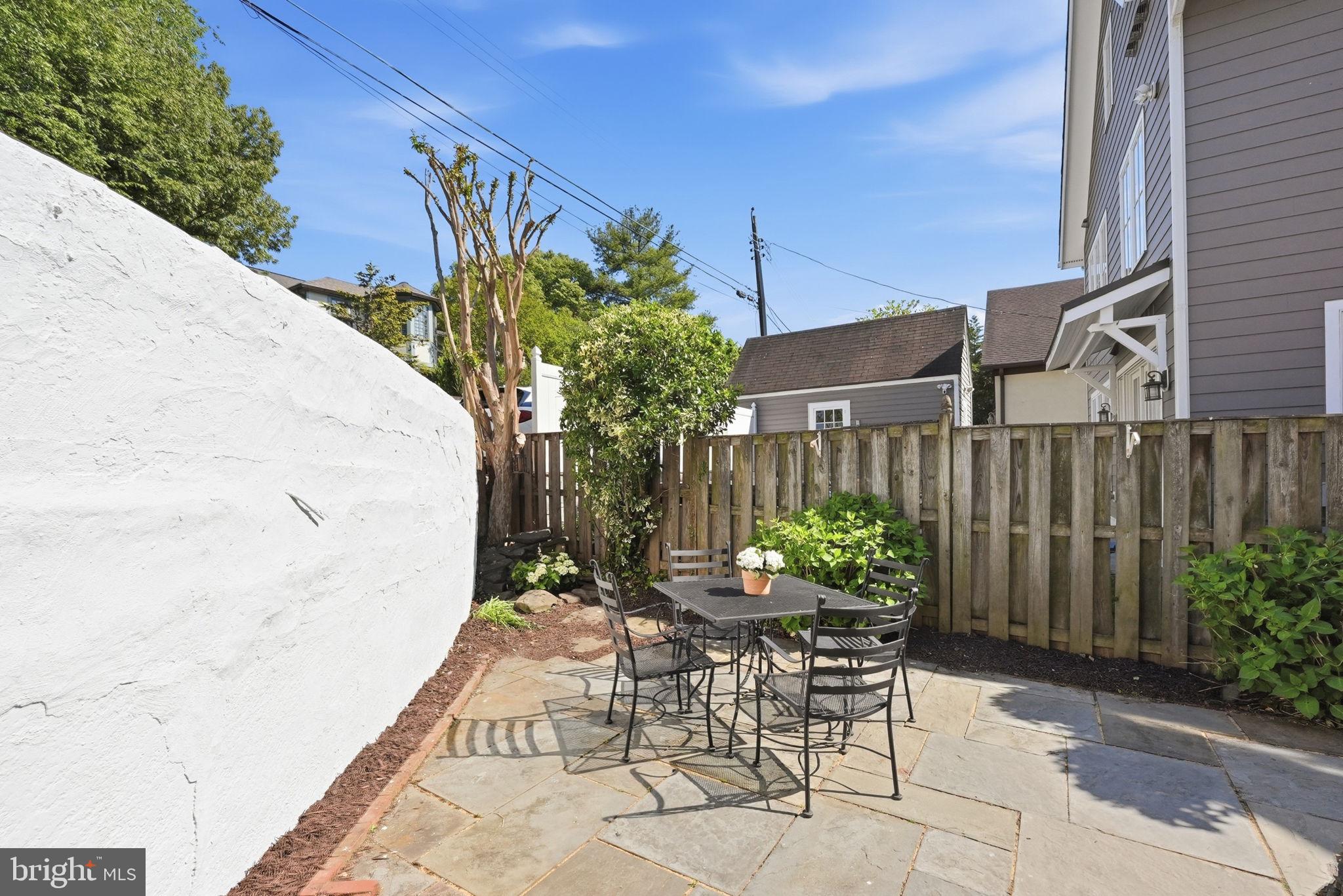 LYON VILLAGE - Residential