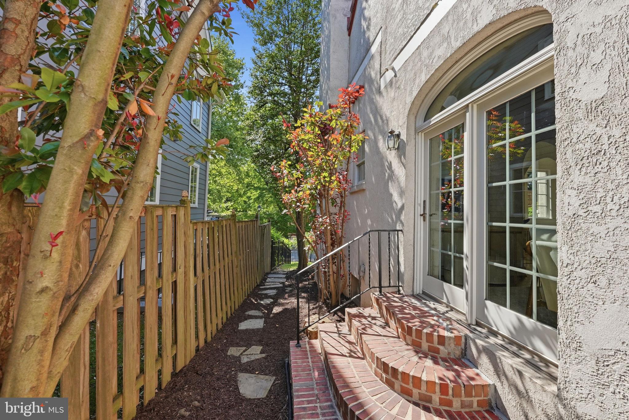 LYON VILLAGE - Residential