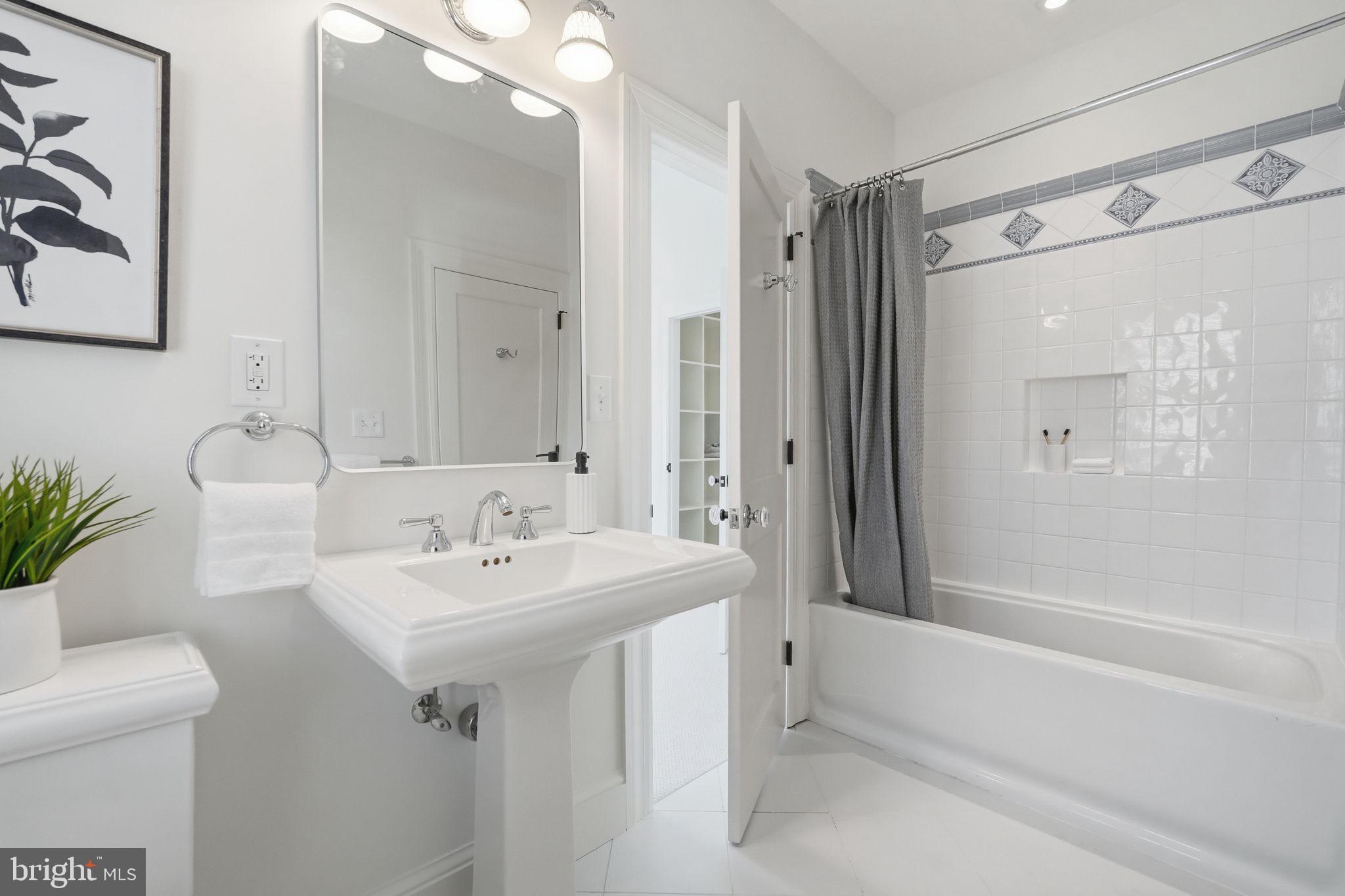 LYON VILLAGE - Residential