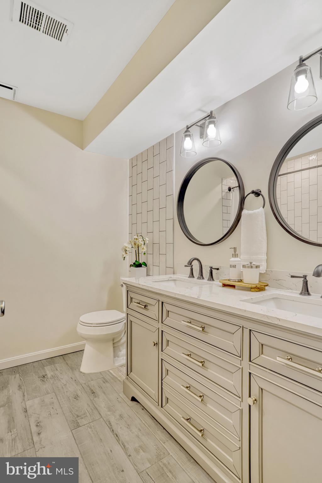 TIERS AT MANCHESTER LAKE - Residential