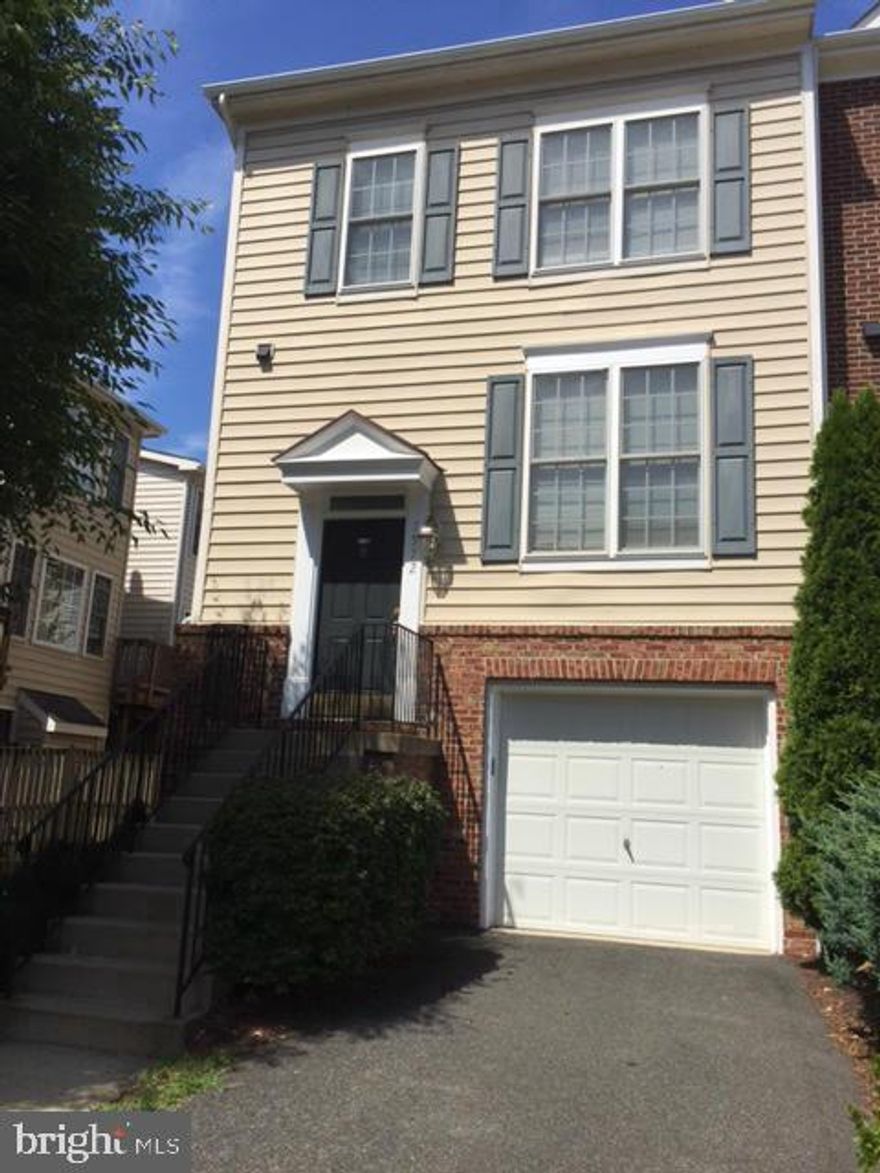 Beautiful 3 levels  end unit. shopping near by and restaurants and costco / walmart/ minutes to Fort Belvoir.