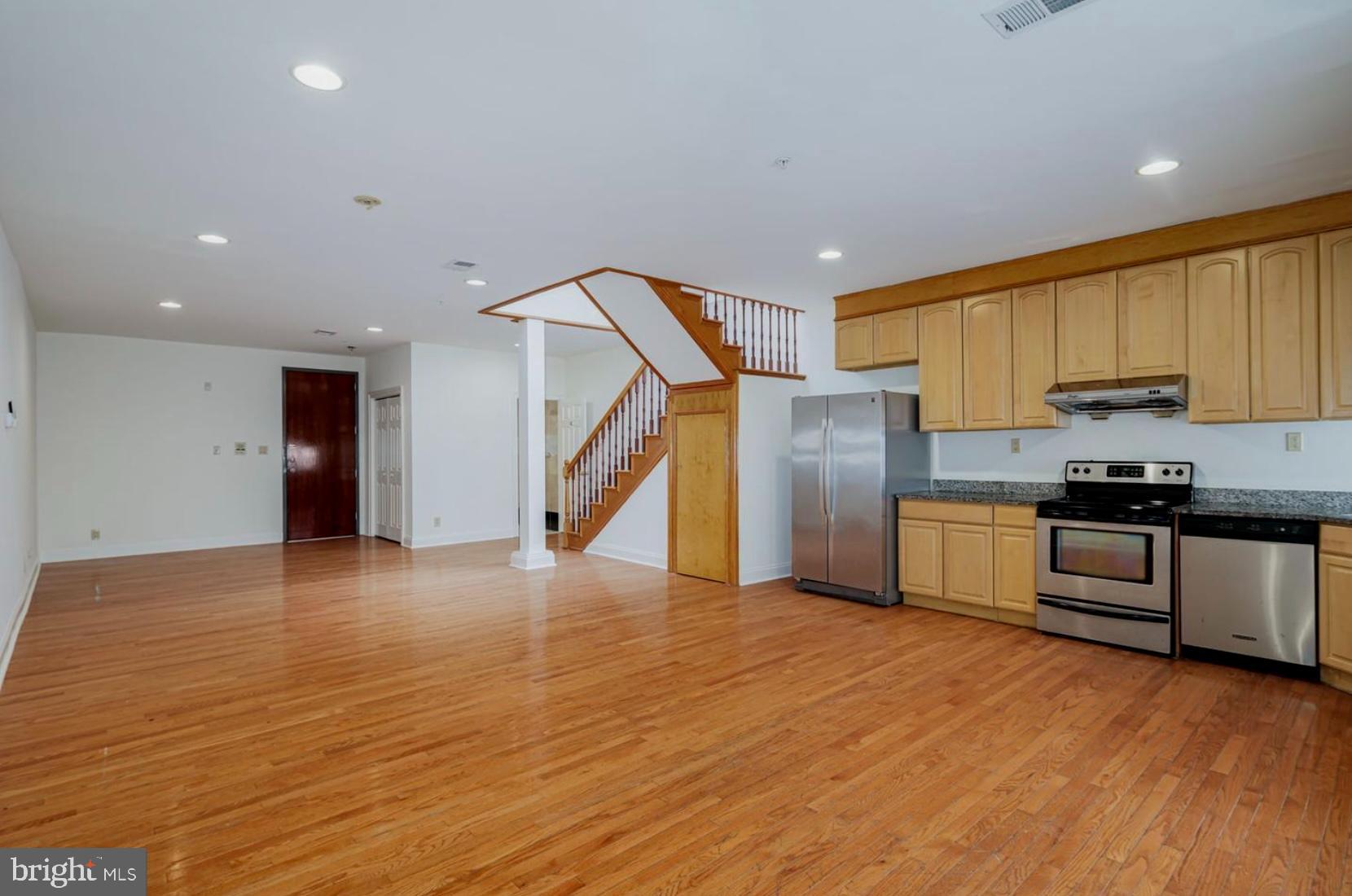 926 RACE STREET 28 8B