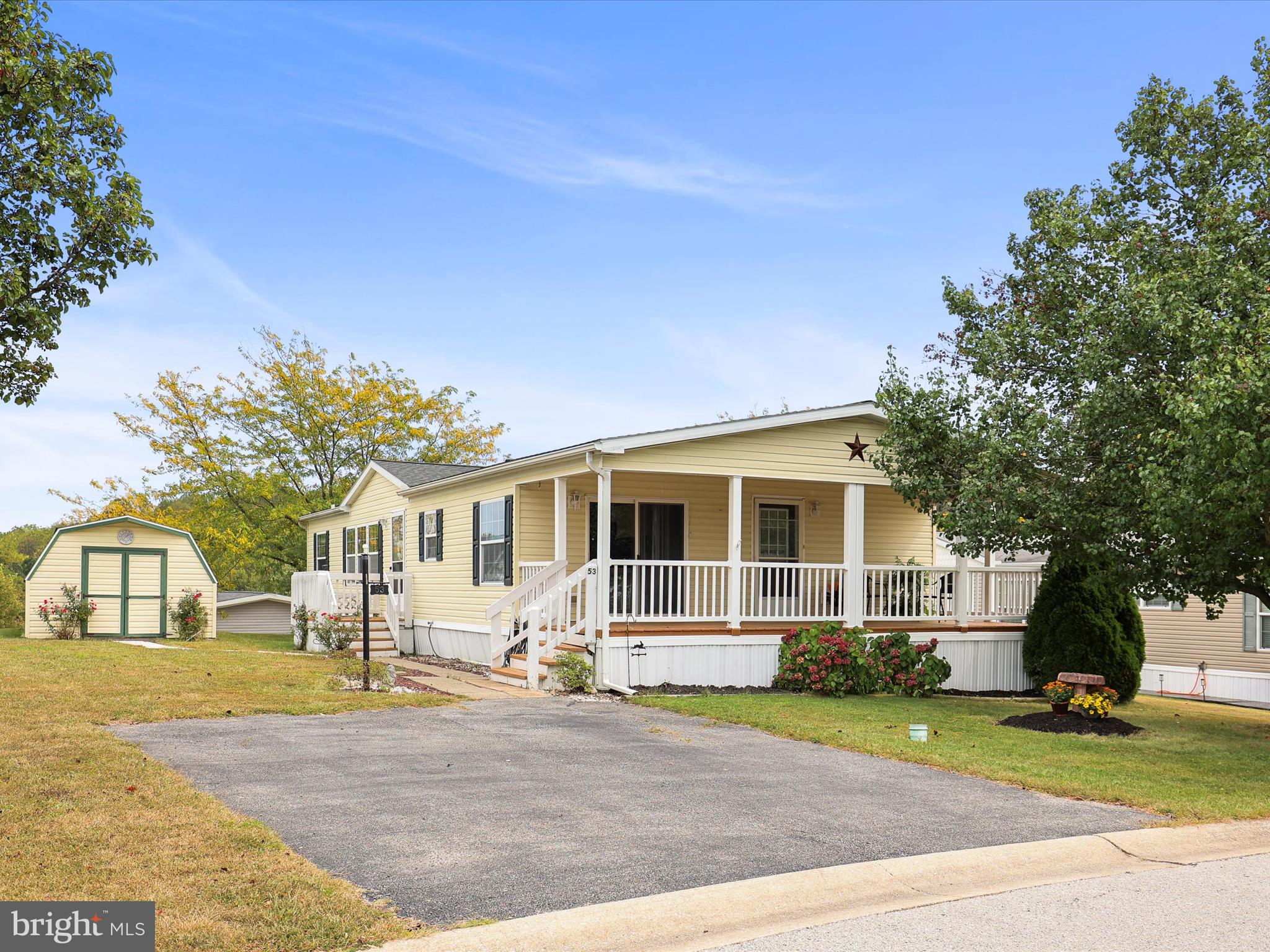 Welcome to this beautifully maintained 3 bedroom, 2 bathroom mobile home in a well kept and friendly community. Inside, you'll find a bright living room with brand new carpet and a newly updated bathroom. The kitchen features added upgrades including a cozy window seat, extra cabinetry and ample counter space, perfect for cooking or entertaining! The laundry room, located off the kitchen, has a full-size washer and dryer and plenty of storage.
Step outside to enjoy a spacious front porch with magnificent sunset views, an ideal place to relax at the end of the day. A large workshop/shed provides excellent space for hobbies, projects or storage.
The home combines comfort, functionality and charm in a desirable neighborhood. Don't miss your chance to see it!!
Potential buyers must be pre-approved by Eagle View.