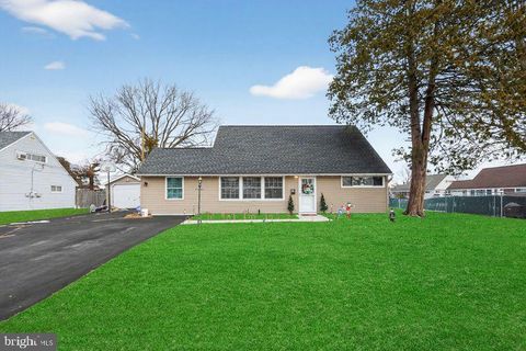 45 INDIAN CREEK ENTRY LEVITTOWN PA 19057