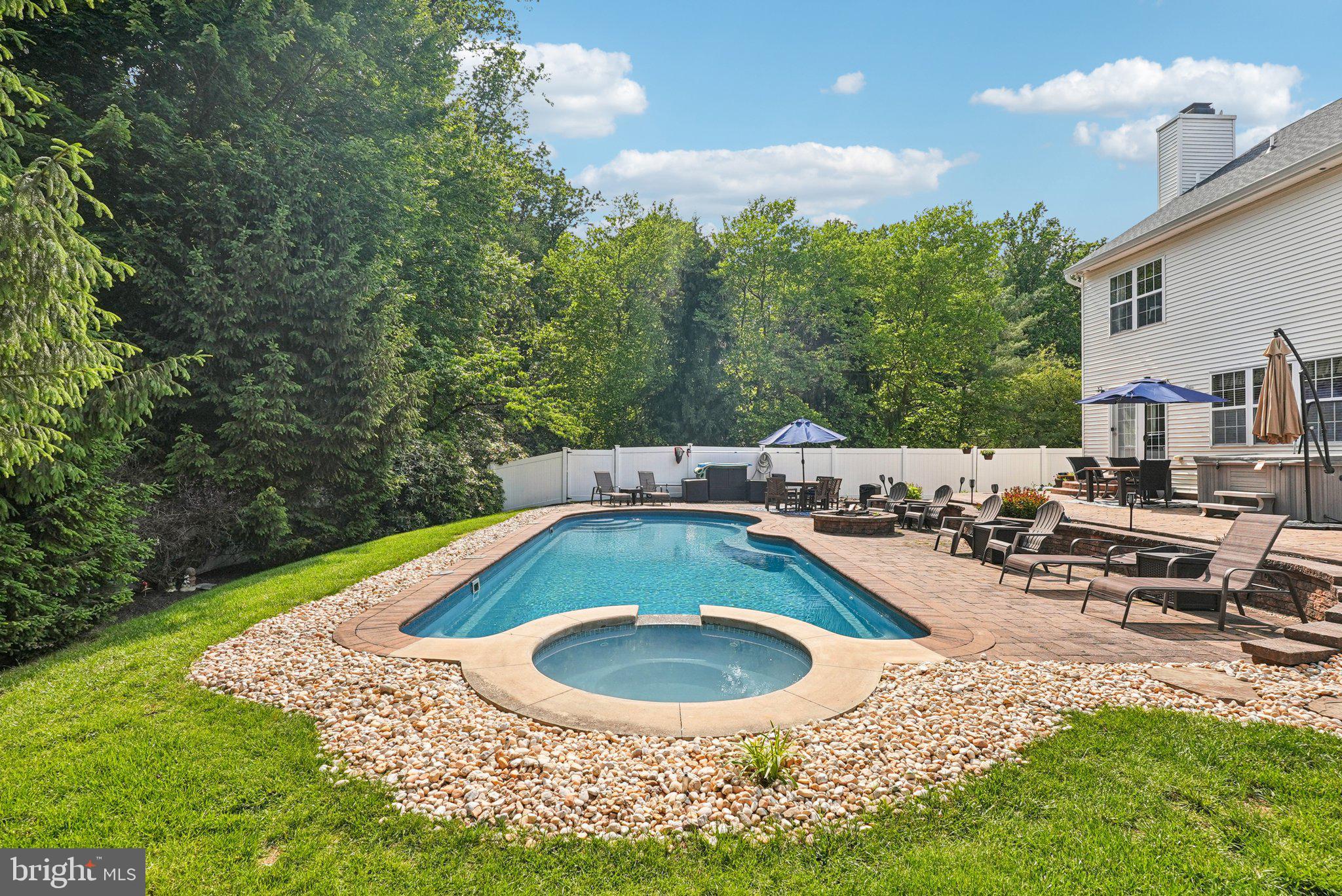 LONGSHORE ESTS - Residential