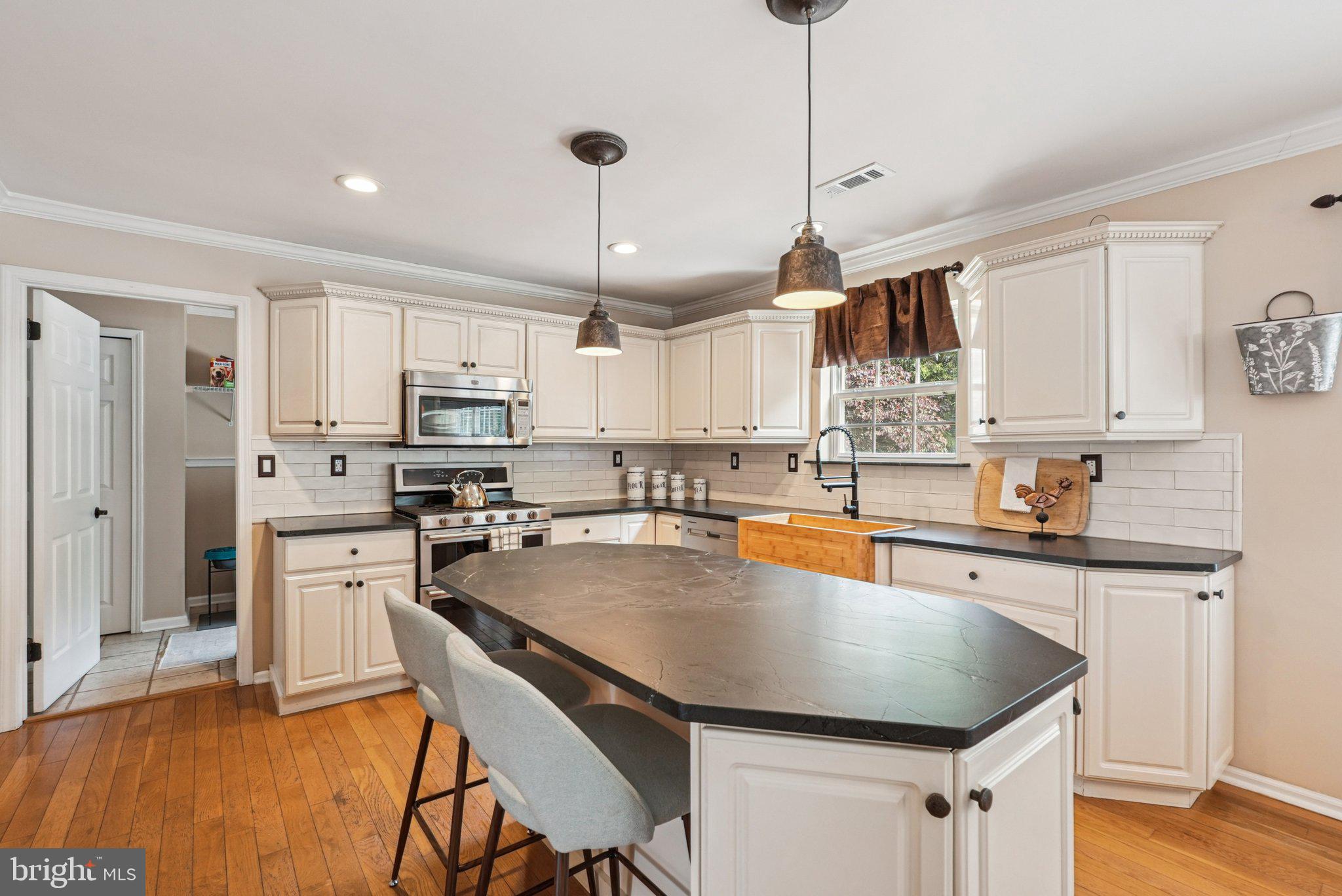 LONGSHORE ESTS - Residential