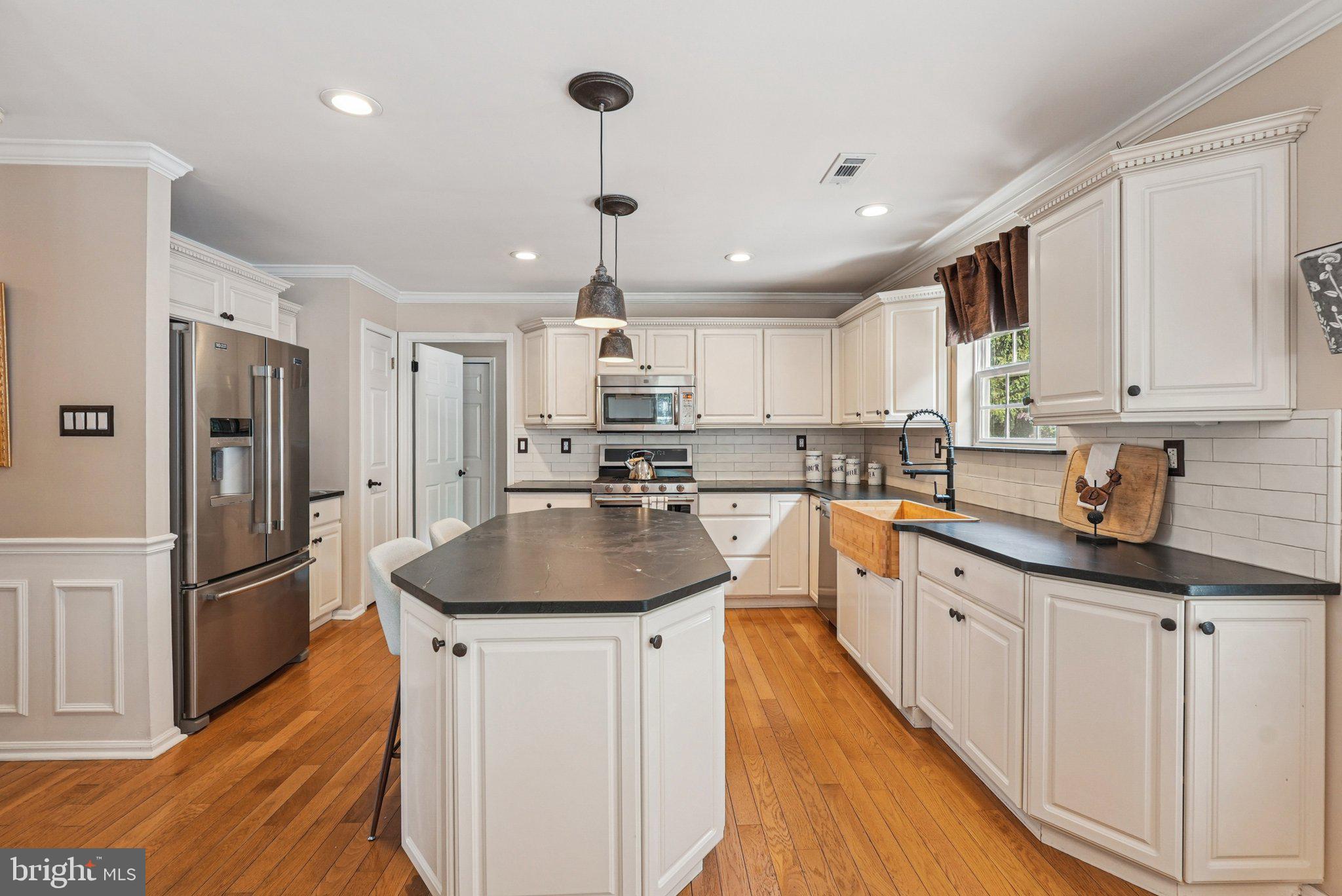 LONGSHORE ESTS - Residential