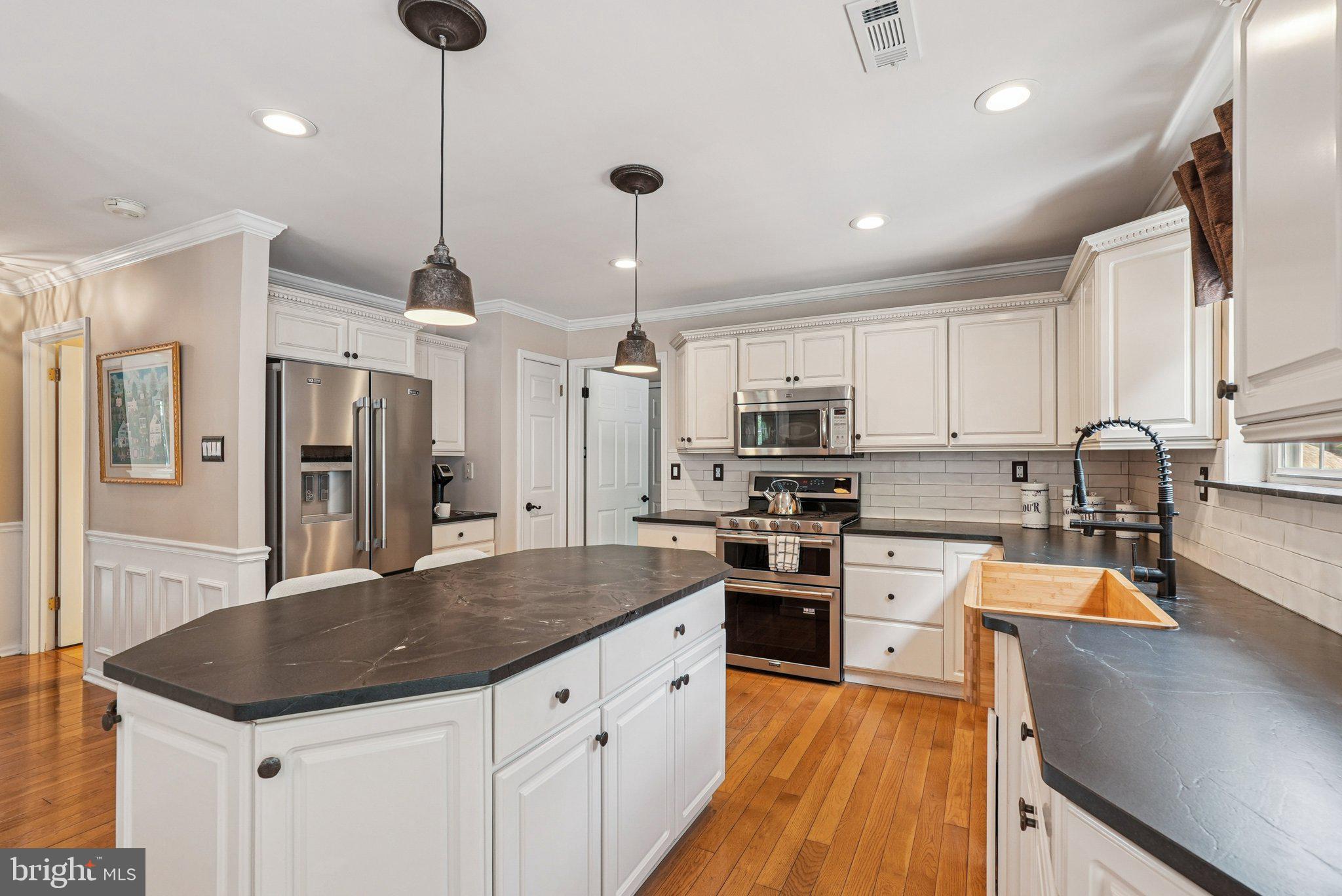 LONGSHORE ESTS - Residential