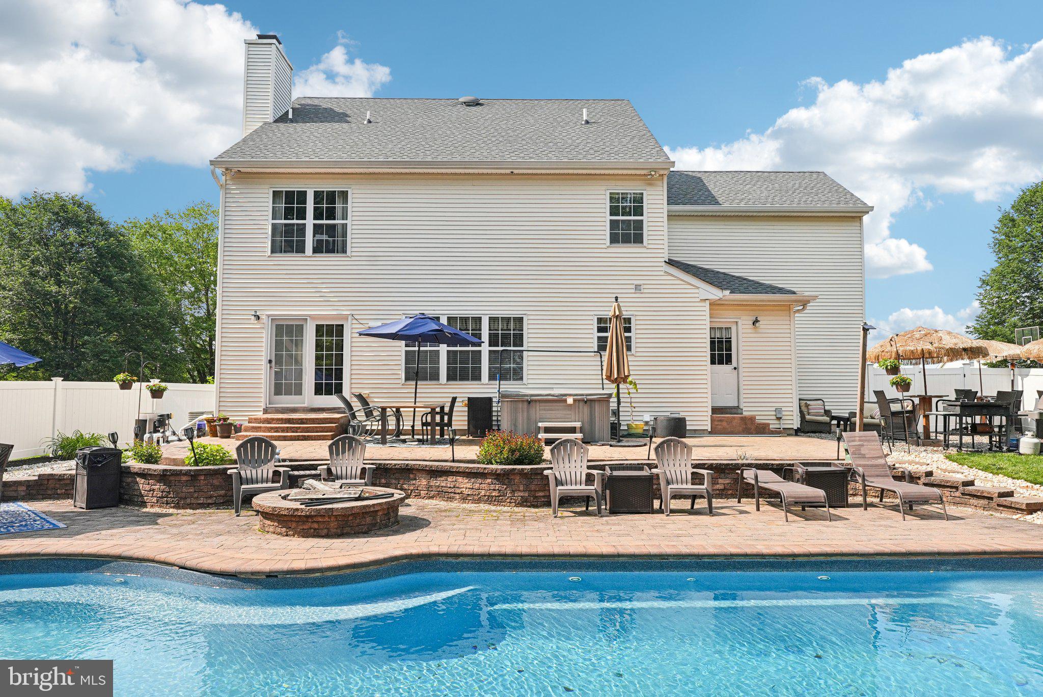 LONGSHORE ESTS - Residential