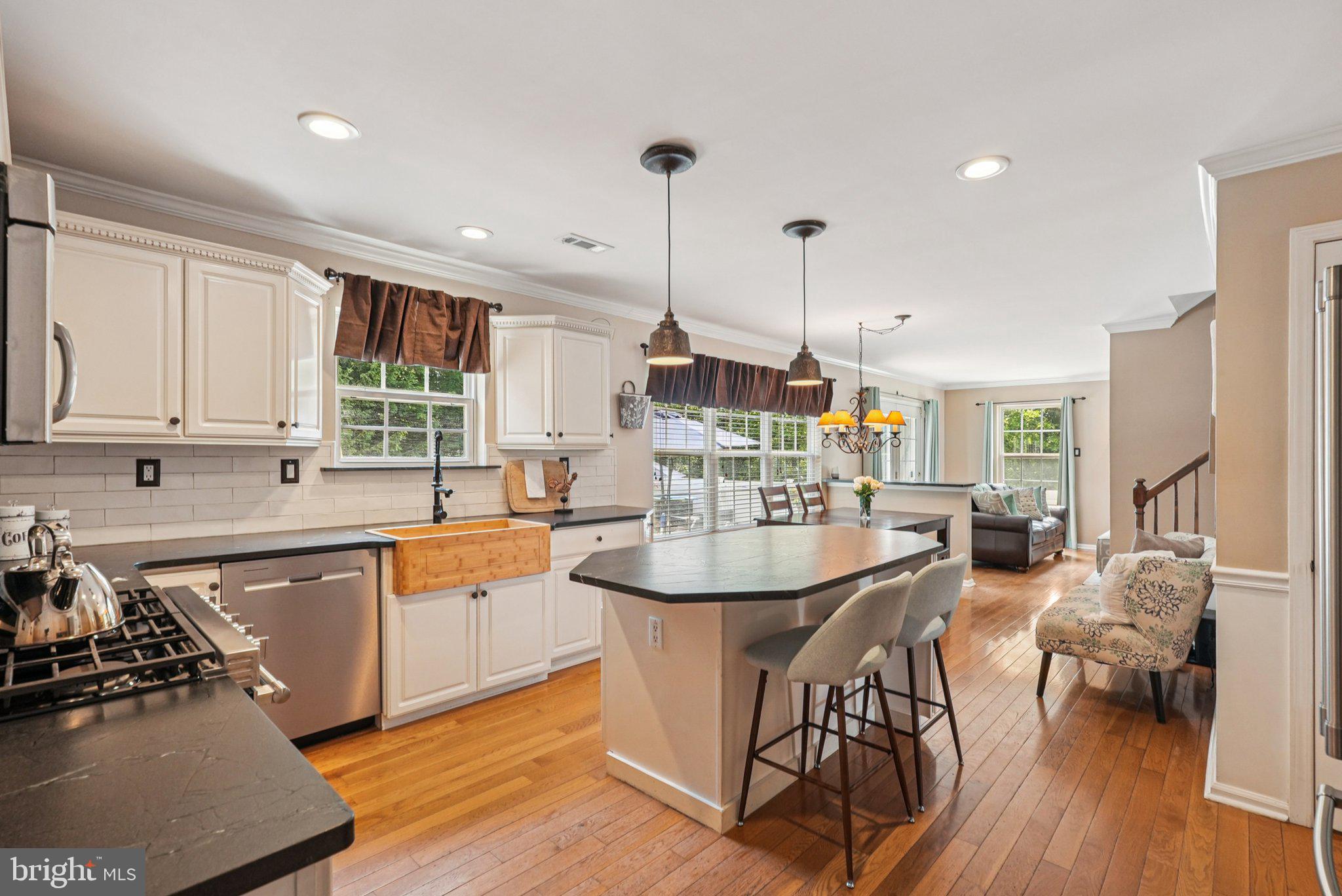 LONGSHORE ESTS - Residential