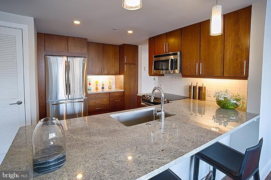 Live at Park Towne Place Apartment Homes in Center City Philadelphia, and you'll be blocks from the center of nightlife in Logan Square and Rittenhouse Square. Unit features modern kitchens, quartz countertops, stainless steel appliances, in-unit washers and dryers, breakfast bars, pendant lighting, tile backsplashes, wood plank flooring throughout, walk-in closets. Stunning city and museum views are offered in a variety of floor plans! Mainstreet Market and Caf , featuring gourmet coffee and tea and much more! Fitness center with Technogym equipment, Queenax boxing gym, yoga/spin studio with indoor/outdoor workout space. It boasts Philadelphia's largest pools, an art studio, fitness center with boxing gym, yoga/spin studio, social lounge with demonstration kitchen, gourmet market and cafe, outdoor lounge with fire pit, 24-hour concierge, 24/7 package acceptance, resident shuttle service  to Center City and University City and more. Make Whole Foods as your second kitchen conveniently located just 1 block away. Our apartments are within one mile of several institutions of higher education: Drexel University, Temple University, University of Penn, CHOP, Moore college of Arts, Community College of Philadelphia. You won't find a better building to live with amenities in the Fairmount Area. Park Towne Place includes 948 apartment and penthouse homes within four high-rise towers. The community is nestled between green acres on the Benjamin Franklin Parkway in the heart of Center City Philadelphia's Museum District. Park Town.  ** Prices and availability subject to change on a daily basis ** Photos are of model units ** Parking may be available for additional fee **