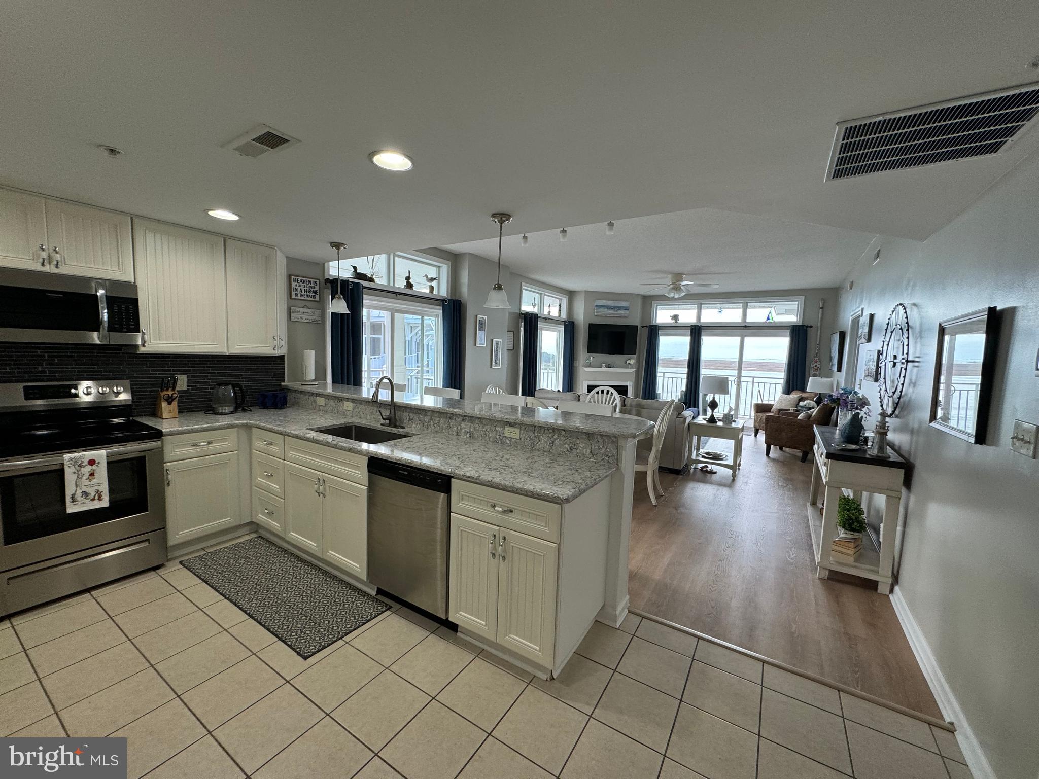 HARBOUR LIGHT CONDOS - Residential